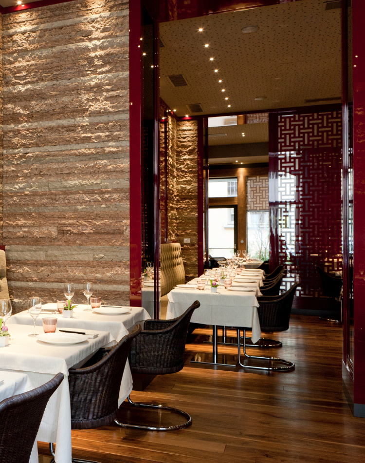 sala da pranzo ristorante con parquet in legno antico di acacia indiana