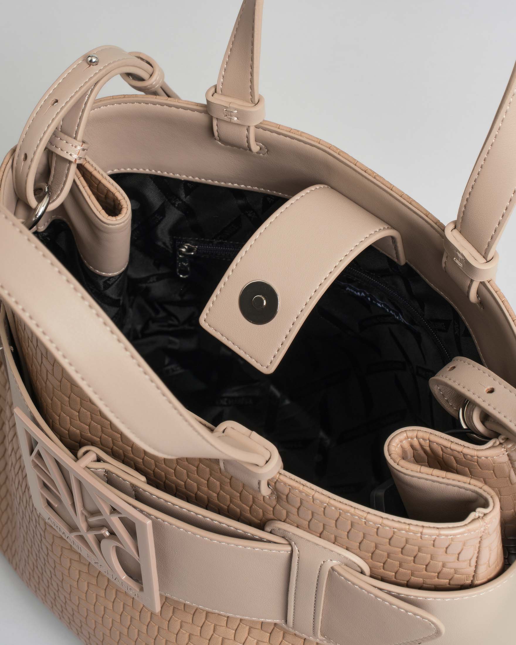 Borsa a mano media Armani Exchange color sabbia in similpelle effetto intrecciato con fibbia logo image