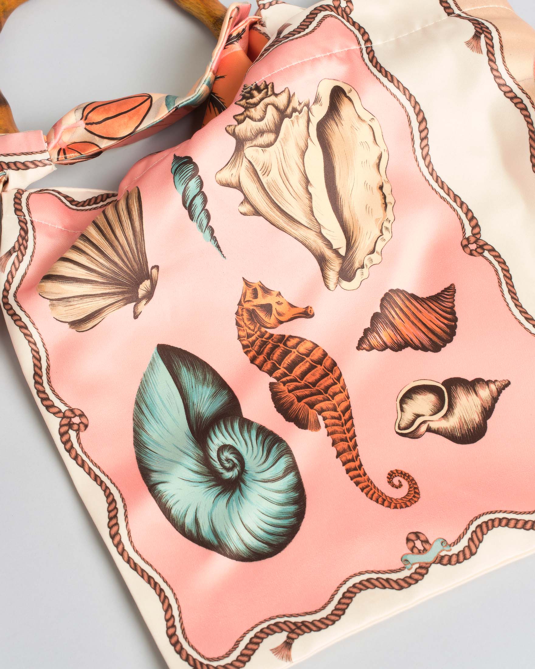 Borsa a spalla Hlo! multicolor in raso a stampa esotica con manico in bambù image