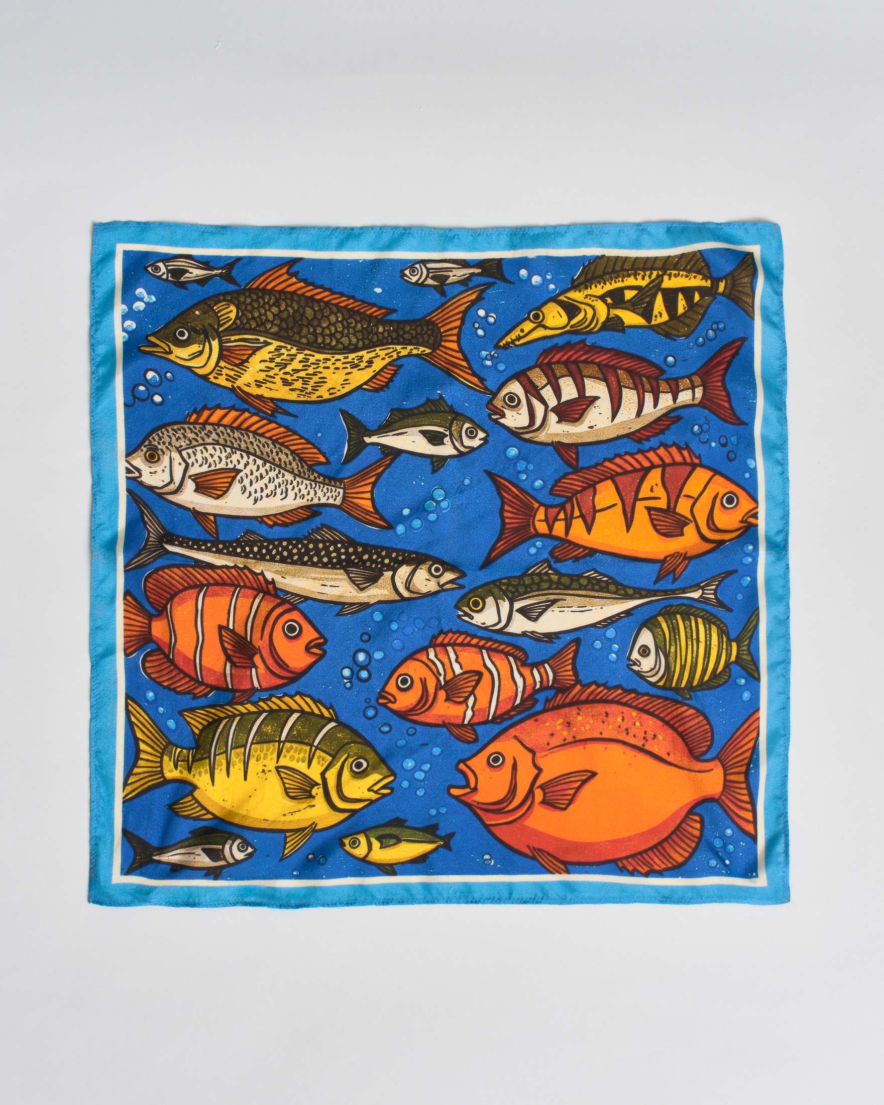Foulard Pandori Waraich blu in pura seta con stampa pesci arancione e gialla