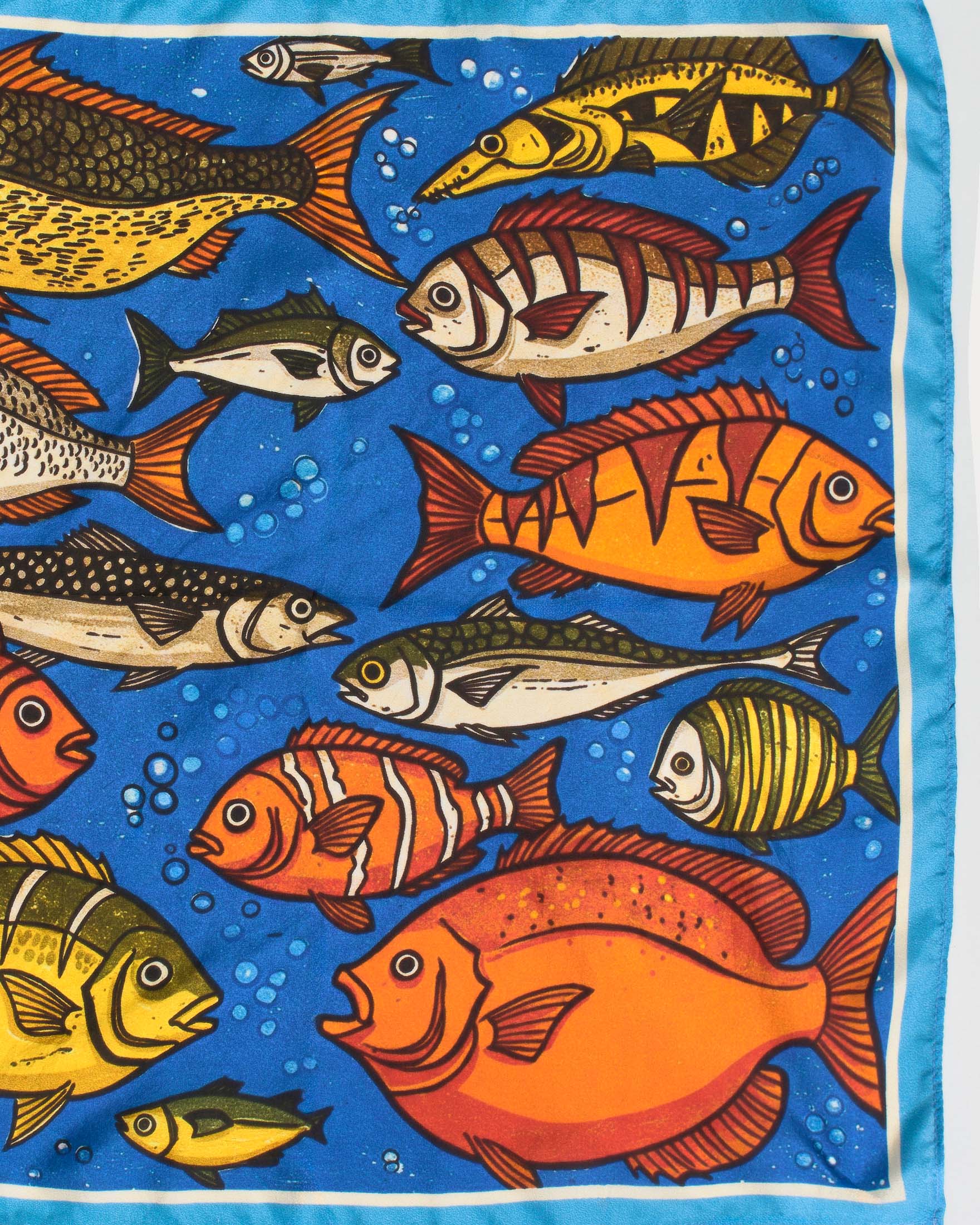 Foulard Pandori Waraich blu in pura seta con stampa pesci arancione e gialla image