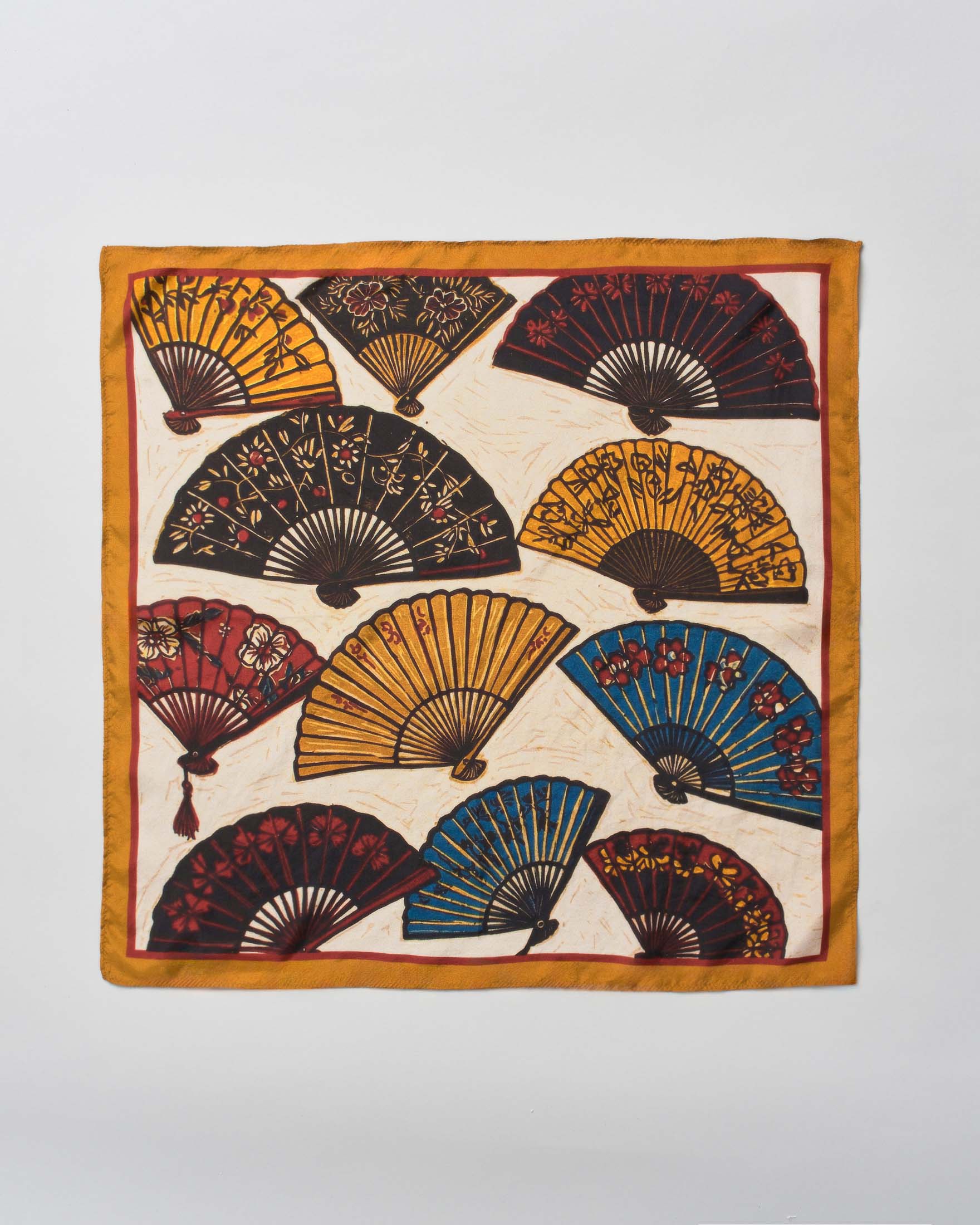 Foulard Pandori Waraich beige in pura seta con stampa ventagli e bordo ocra