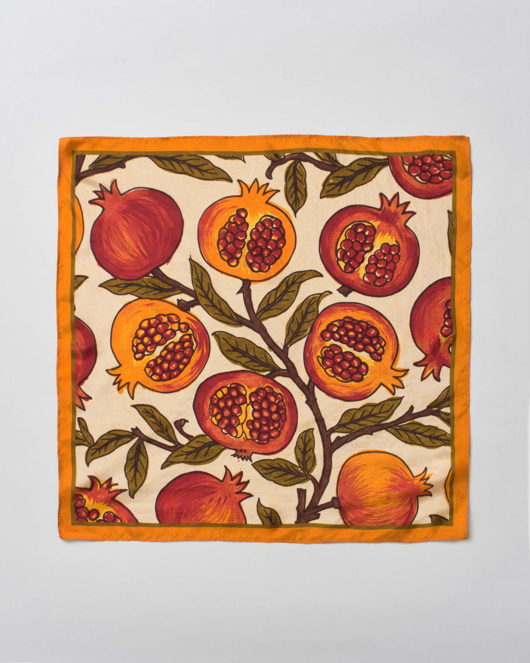 Foulard Pandori Waraich beige in pura seta con stampa melograni e bordo arancione