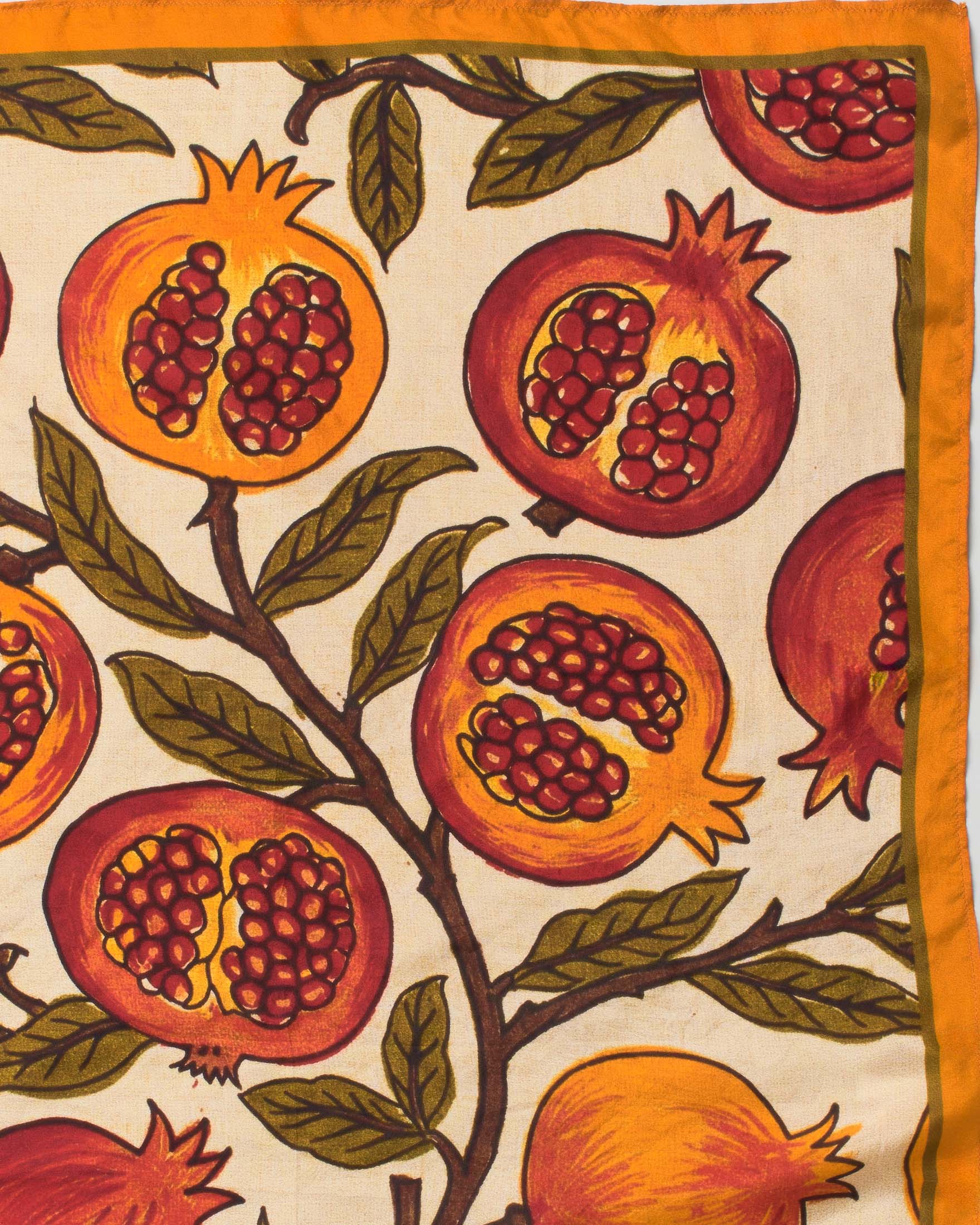 Foulard Pandori Waraich beige in pura seta con stampa melograni e bordo arancione image