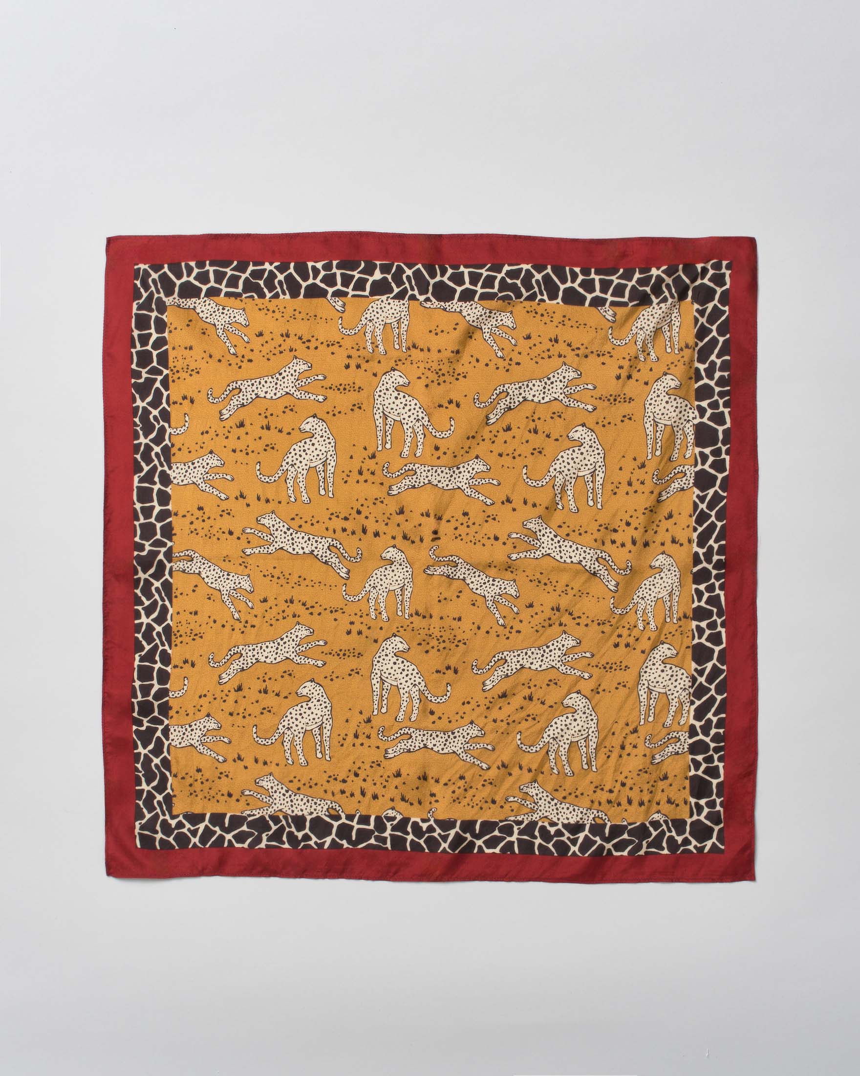Foulard Pandori Waraich color ocra in pura seta con stampa leopardi e motivo animalier