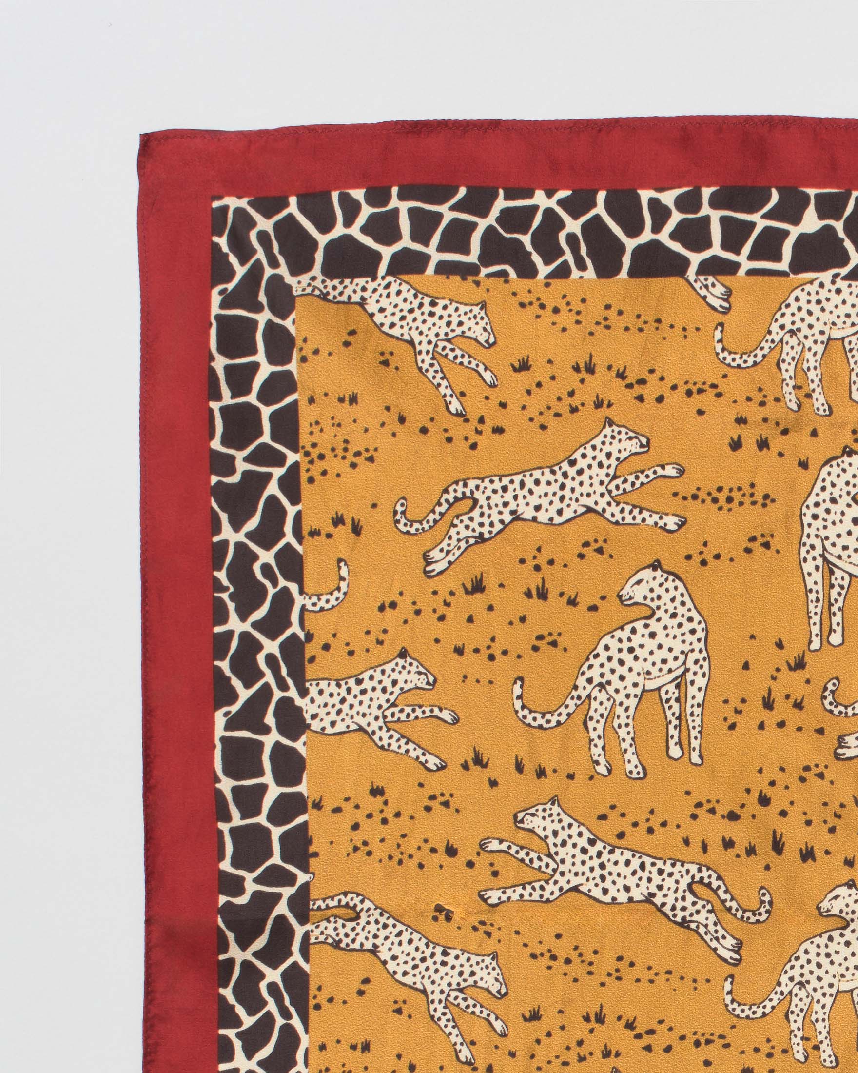 Foulard Pandori Waraich color ocra in pura seta con stampa leopardi e motivo animalier image