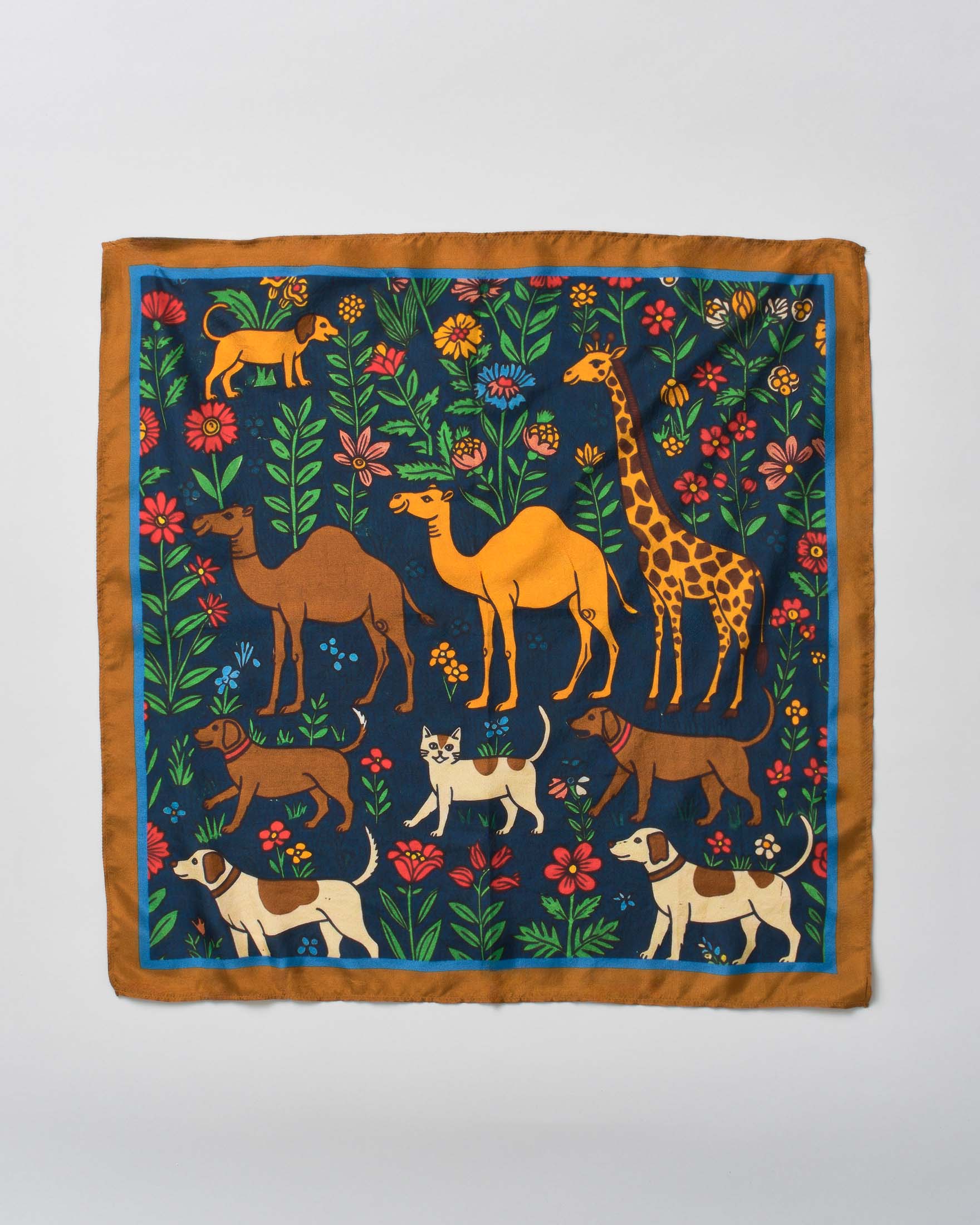 Foulard Pandori Waraich blu in pura seta con stampa floreale e animali