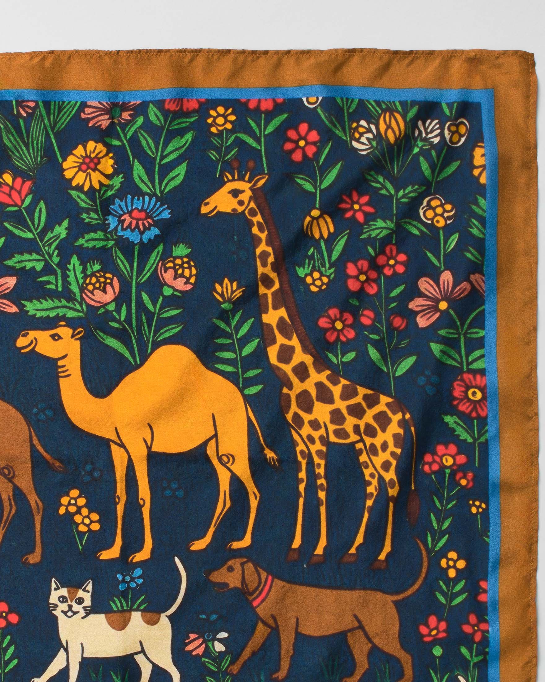 Foulard Pandori Waraich blu in pura seta con stampa floreale e animali image