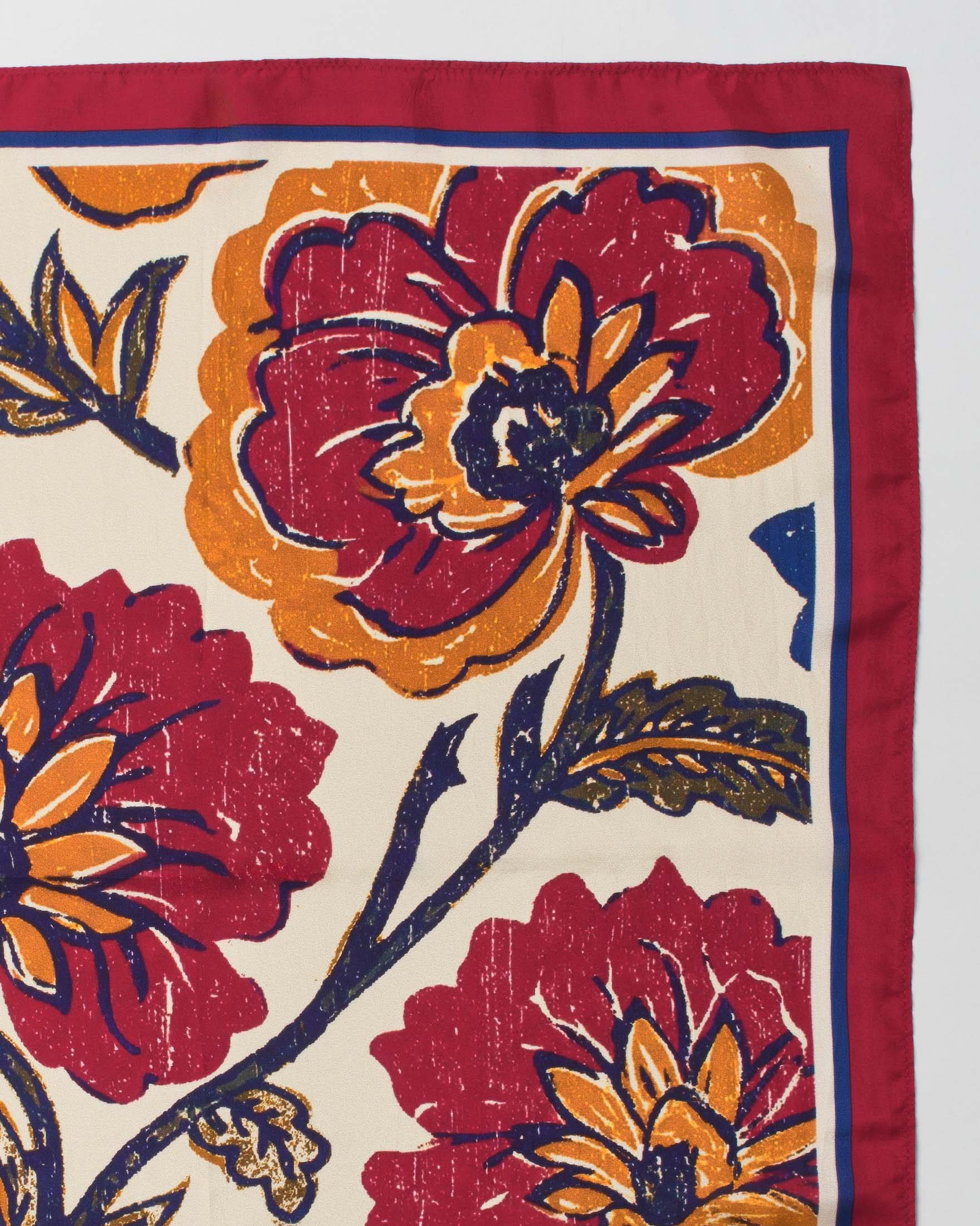 Foulard Pandori Waraich bianco in pura seta con stampa maxi floreale magenta e blu image