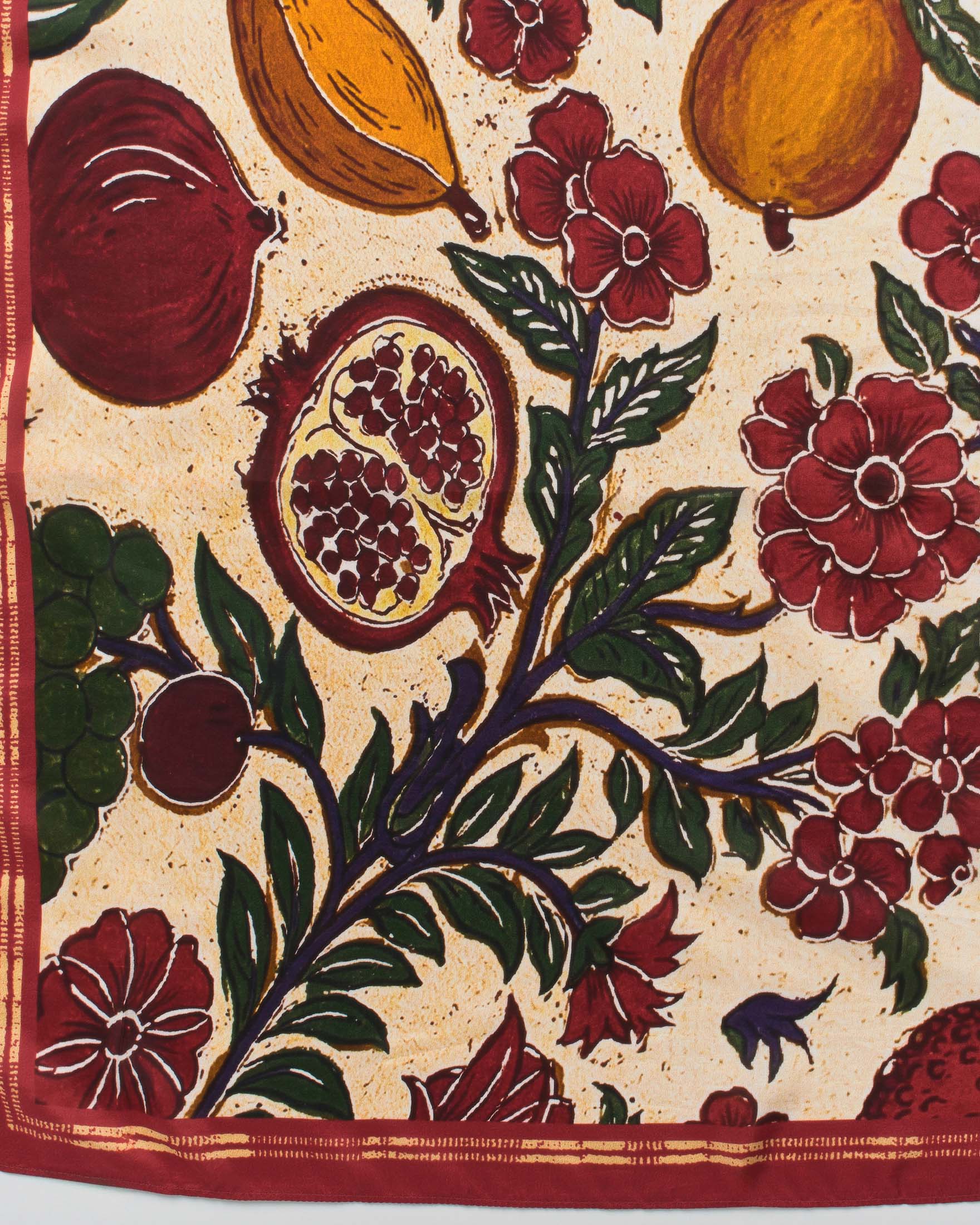 Foulard Pandori Waraich beige in pura seta con stampa rossa melograno e fiori image