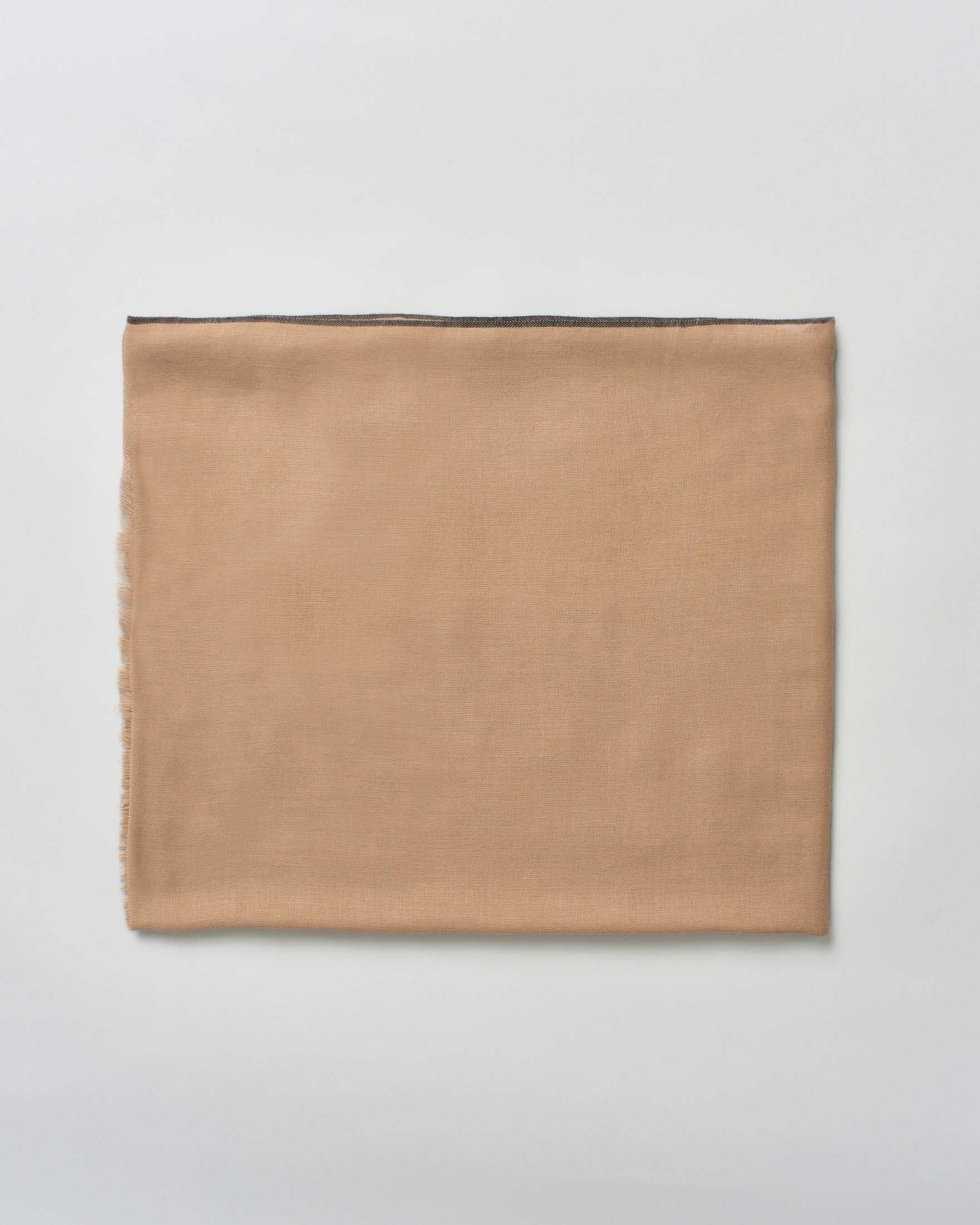 Sciarpa Pandori Waraich beige in pura lana con bordo a contrasto nero