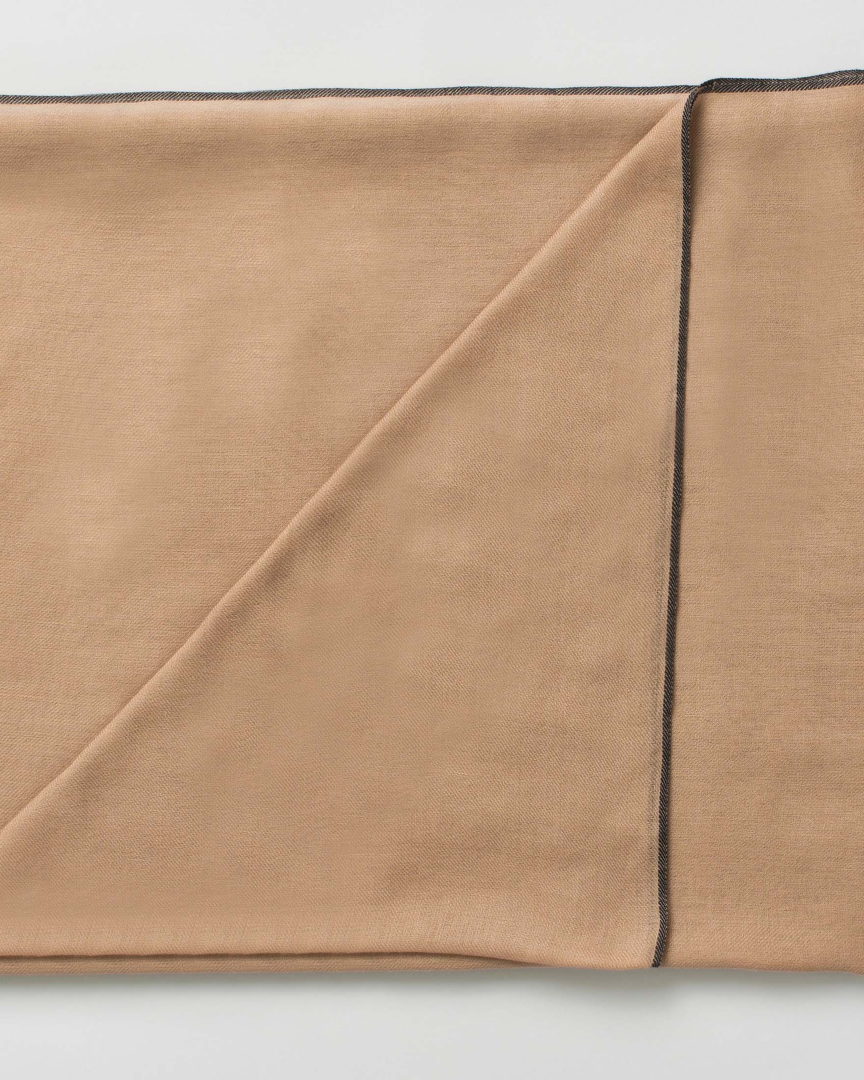Sciarpa Pandori Waraich beige in pura lana con bordo a contrasto nero image