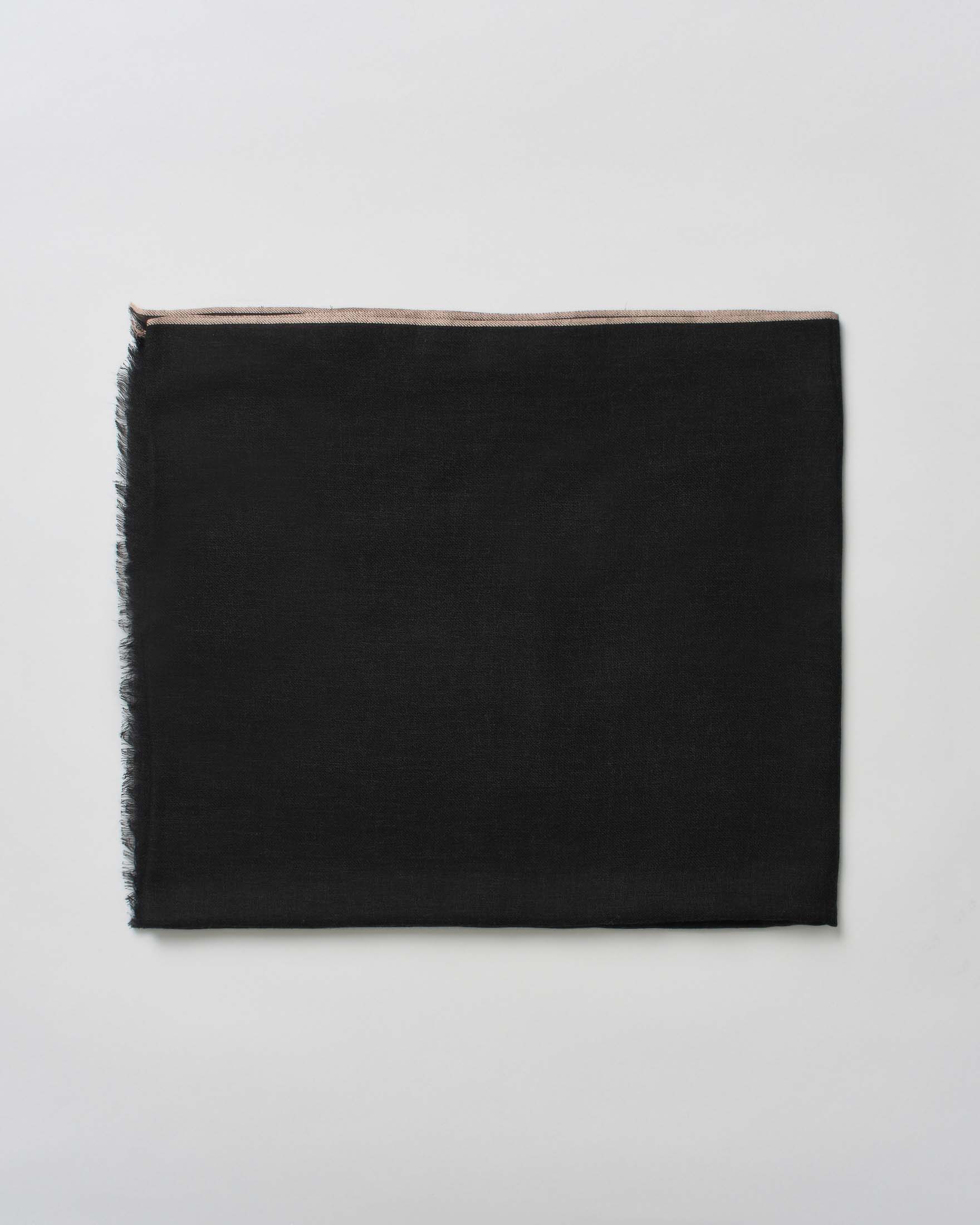 Sciarpa Pandori Waraich nera in pura lana con bordo a contrasto beige