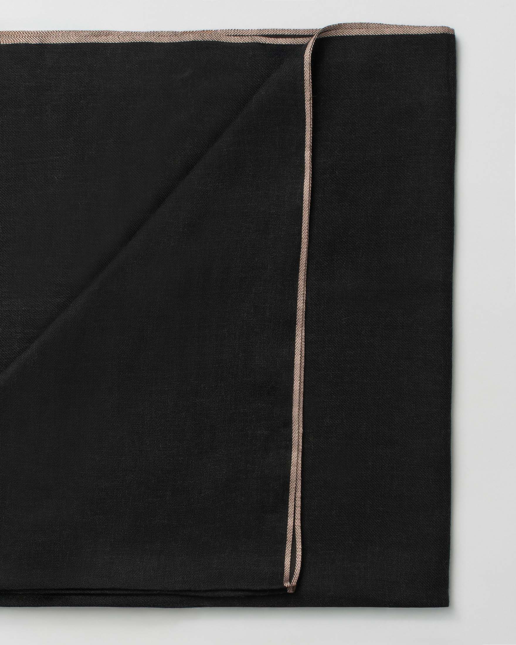 Sciarpa Pandori Waraich nera in pura lana con bordo a contrasto beige image