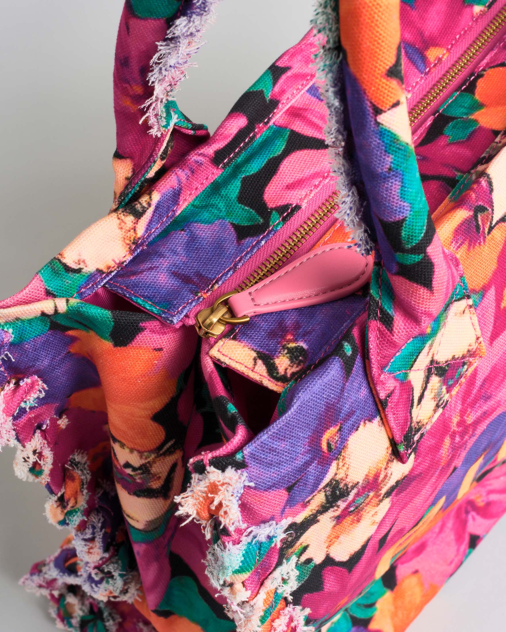 Borsa tote Pinko in canvas con fantasia floreale all over multicolor e logo ricamato image