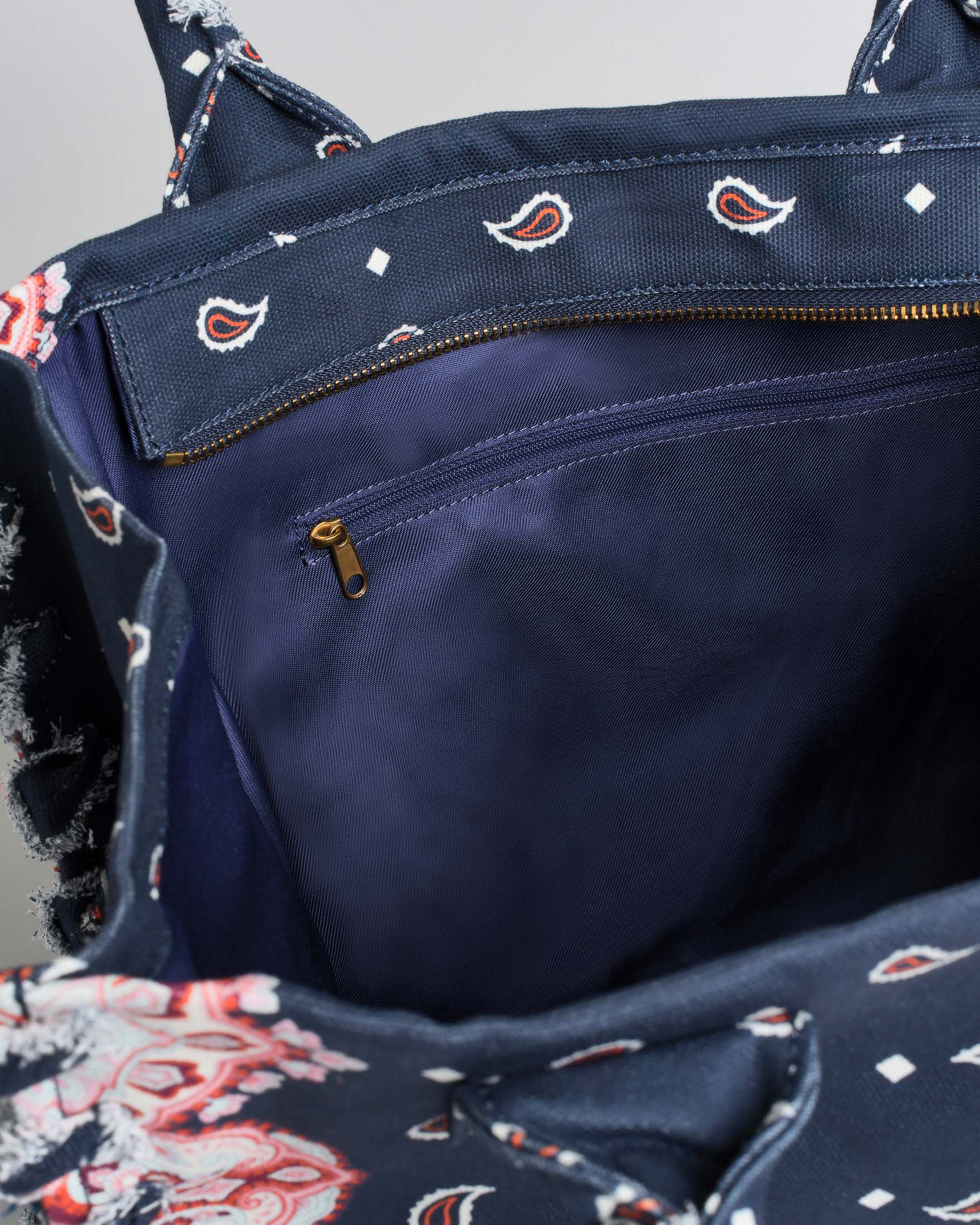 Borsa tote Pinko in canvas blu a fantasia paisley all over bianca e rossa con logo ricamato image