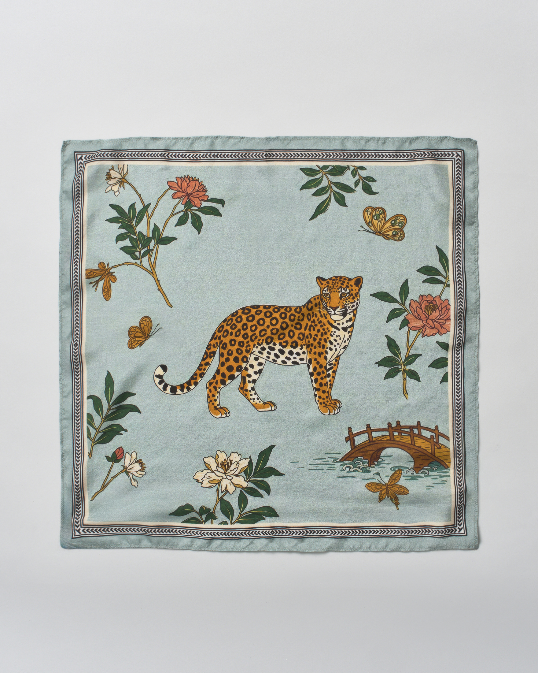 Foulard Pandori Waraich celeste in pura seta con stampa leopardo e motivi botanici