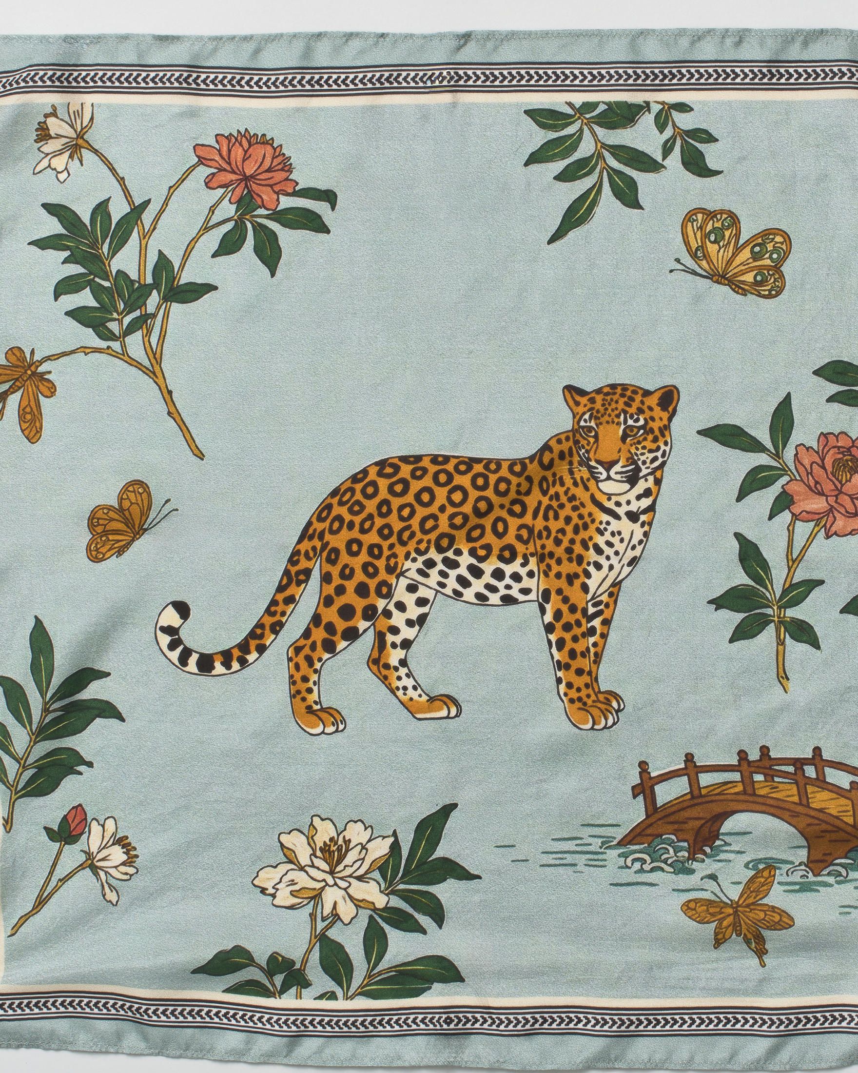 Foulard Pandori Waraich celeste in pura seta con stampa leopardo e motivi botanici image