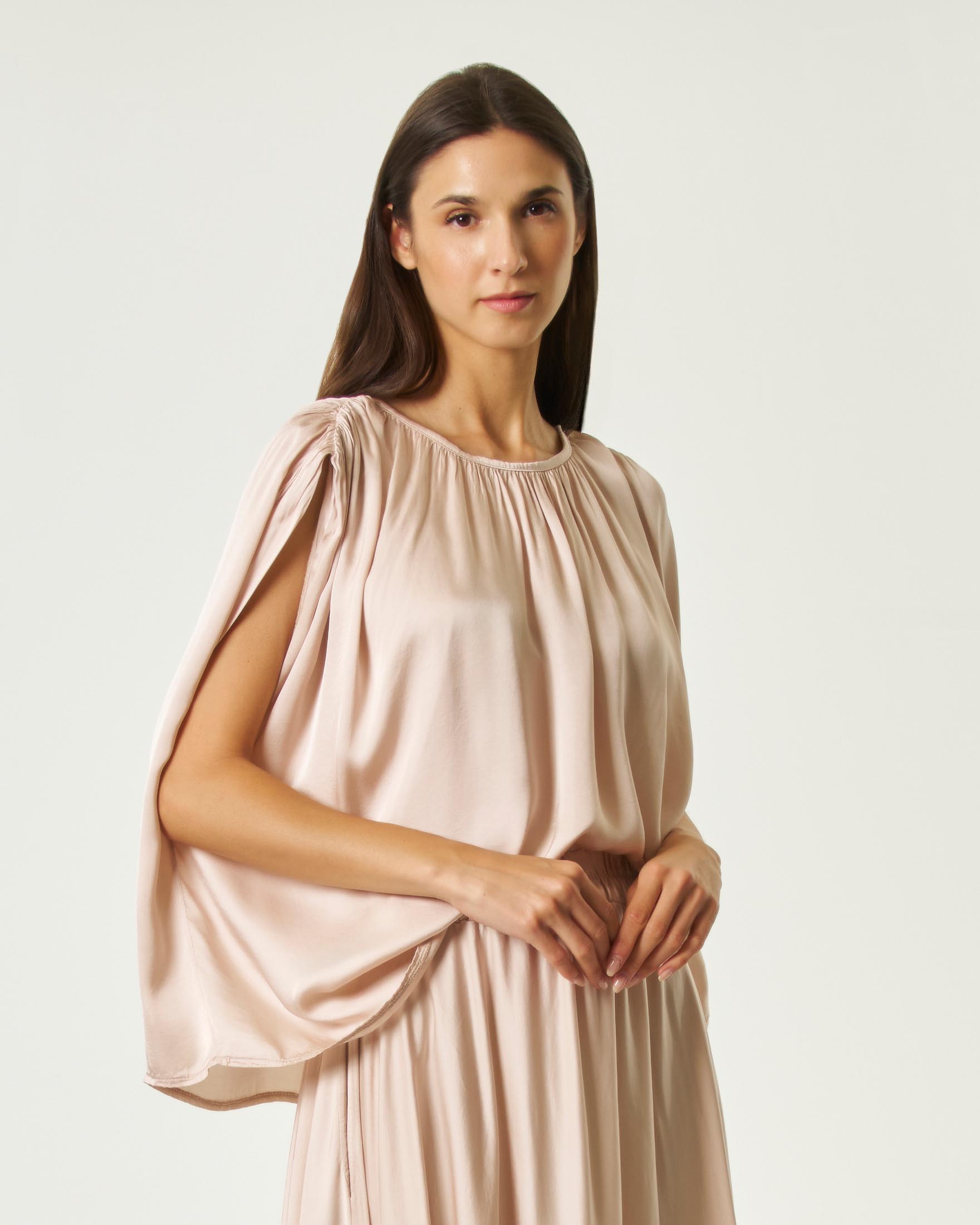 Blusa girocollo Hlo! cipria in raso di viscosa con drappeggio e maniche ad aletta