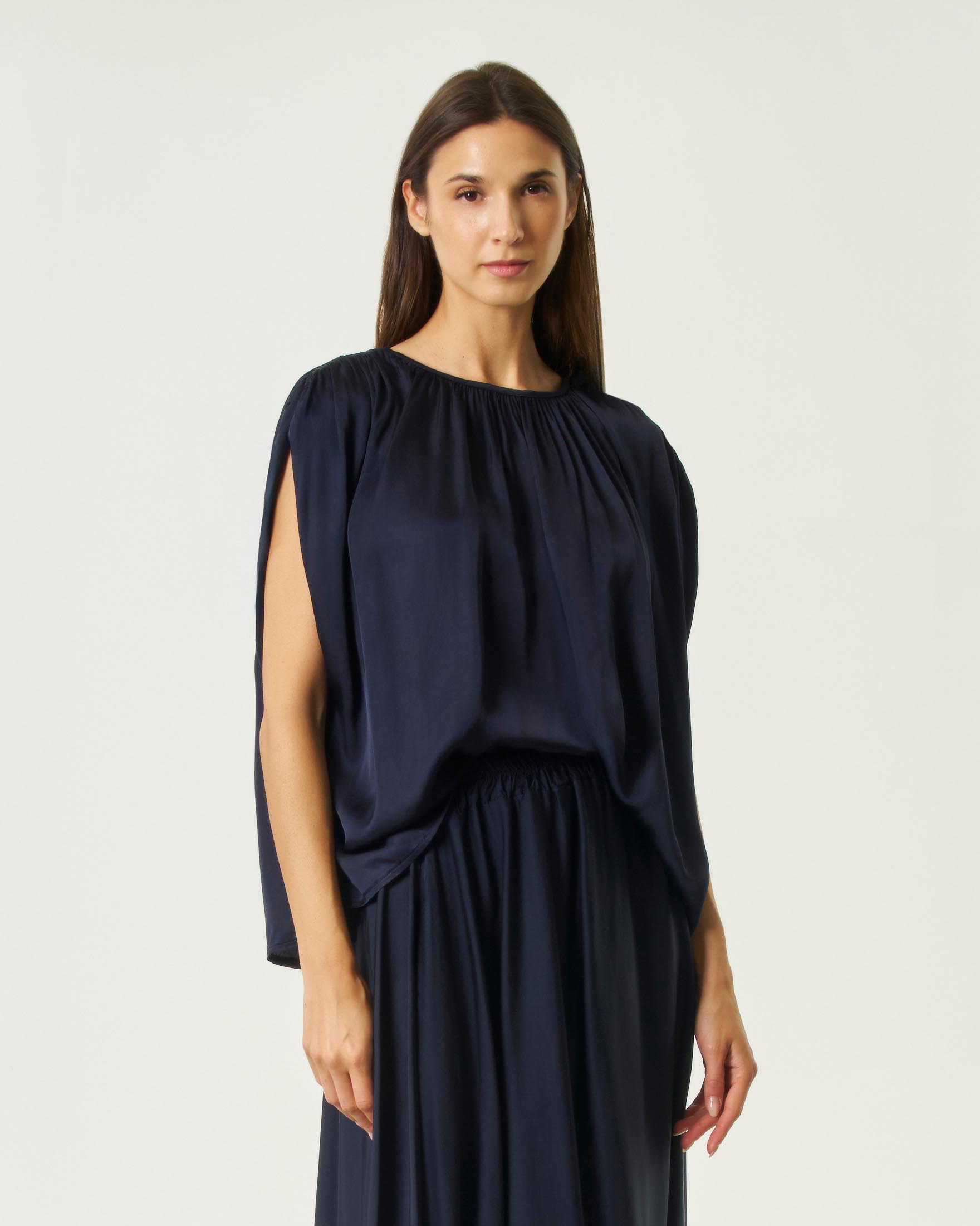 Blusa girocollo Hlo! blu in raso di viscosa con drappeggio e maniche ad aletta