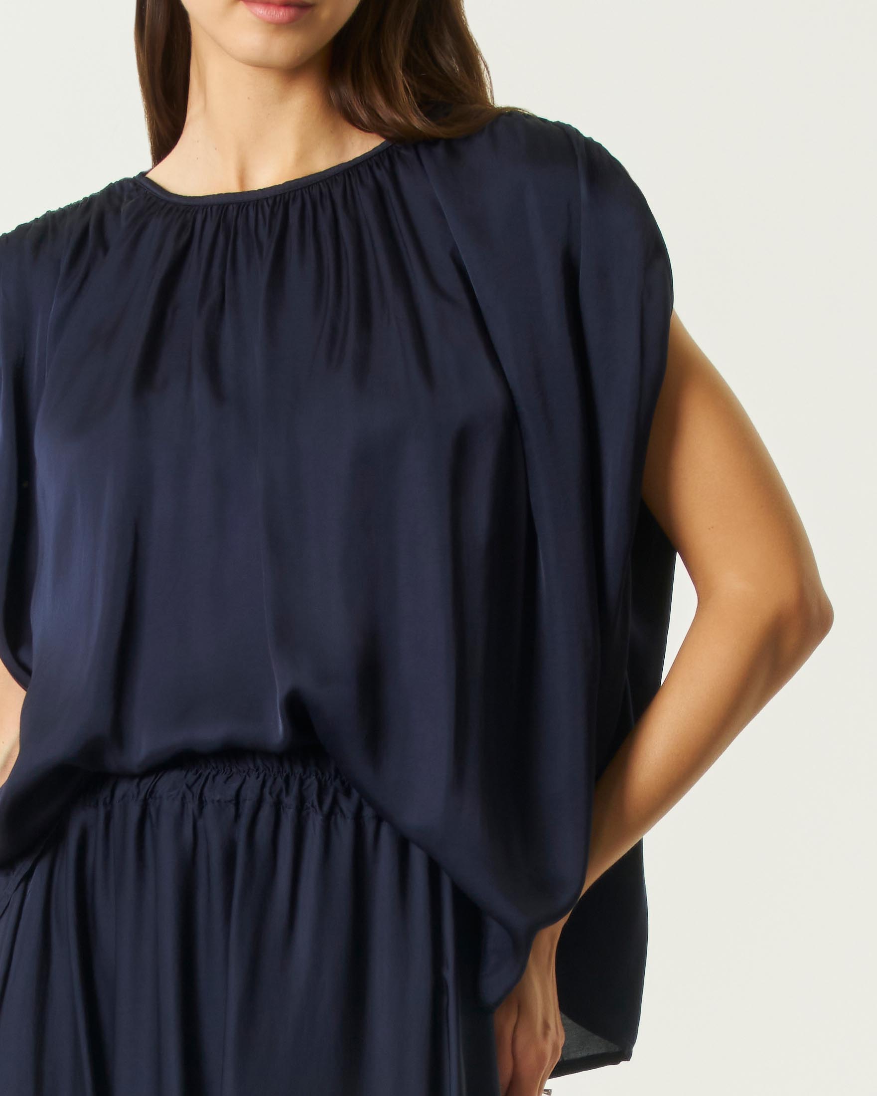 Blusa girocollo Hlo! blu in raso di viscosa con drappeggio e maniche ad aletta image