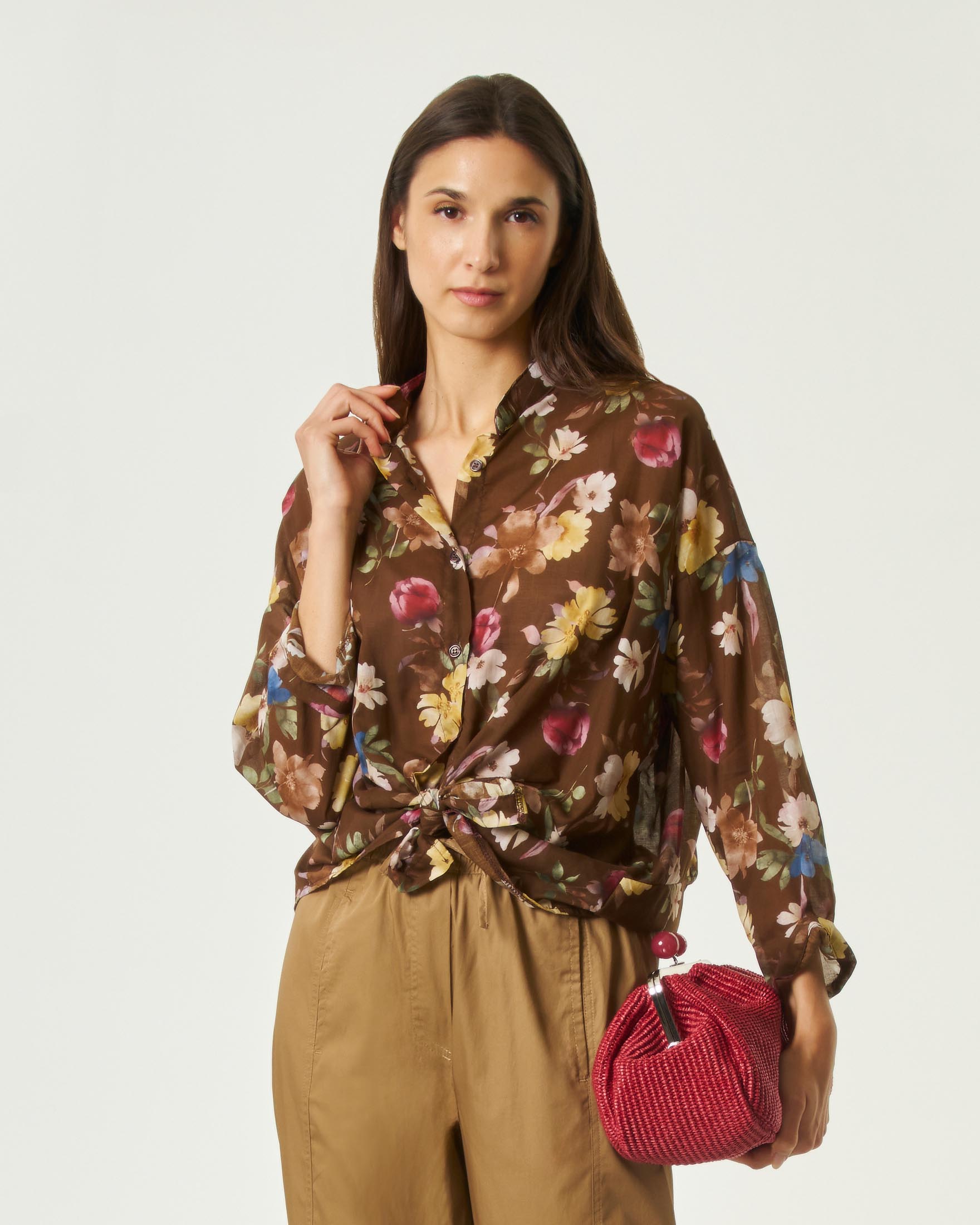 Hlo! — Camicia Hlo! marrone in cotone con fantasia floreale multicolor e nodo in vita