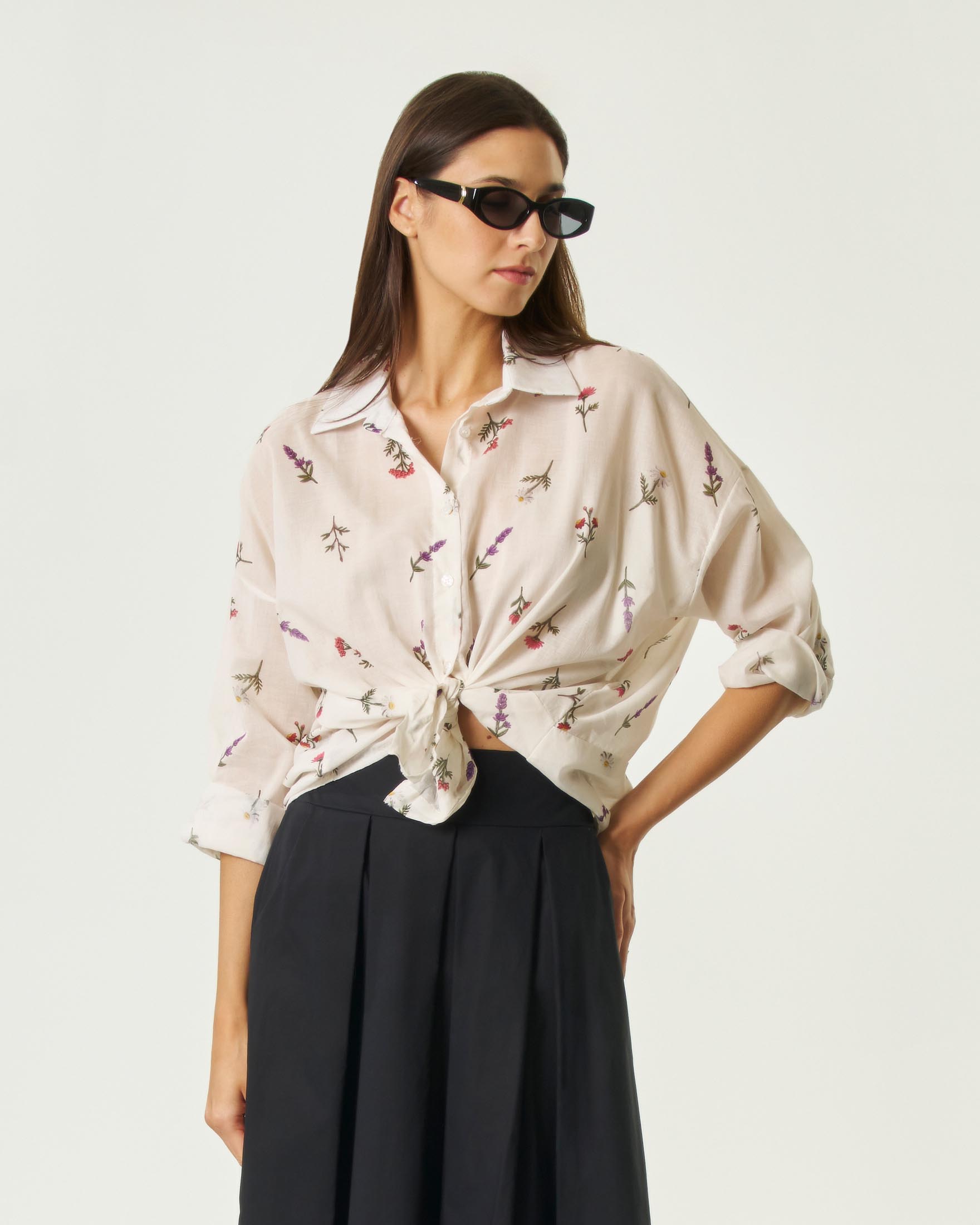 Camicia Hlo! bianca in cotone con ricamo floreale colorato e nodo in vita