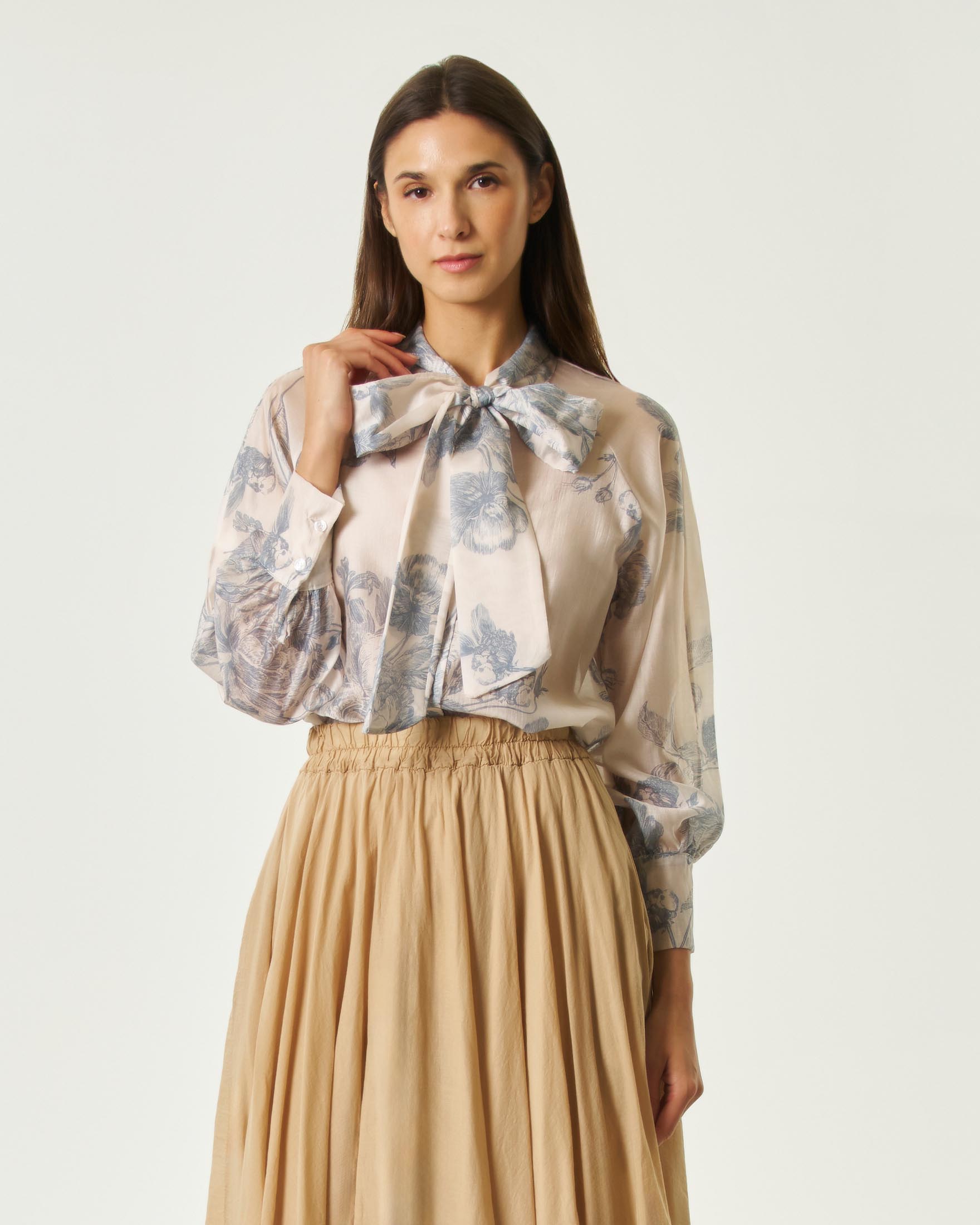 Blusa Hlo! avorio in tencel a stampa toile de jouy azzurra con fusciacca e maniche raglan