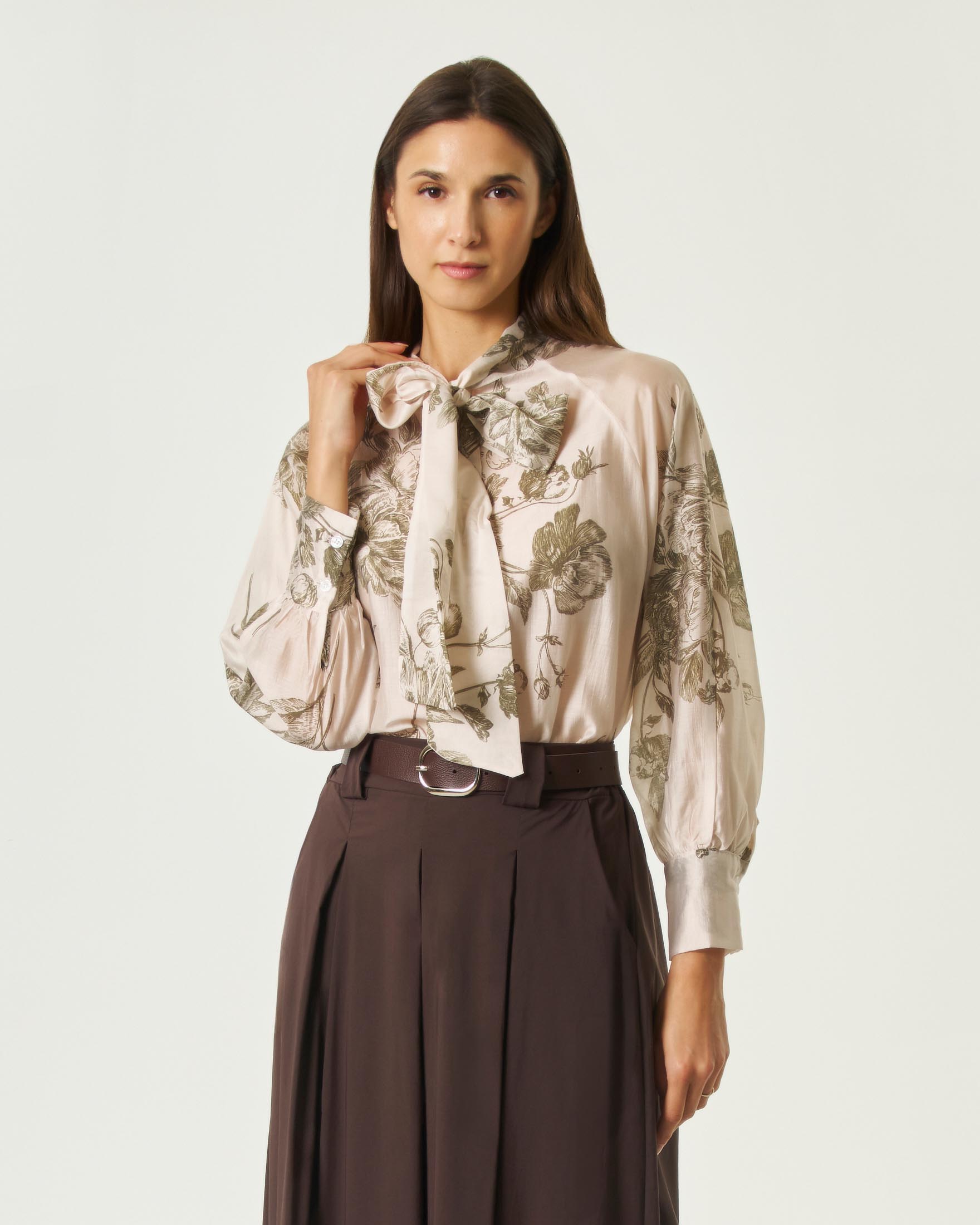 Blusa Hlo! avorio in tencel a stampa toile de jouy verde militare con fusciacca e maniche raglan