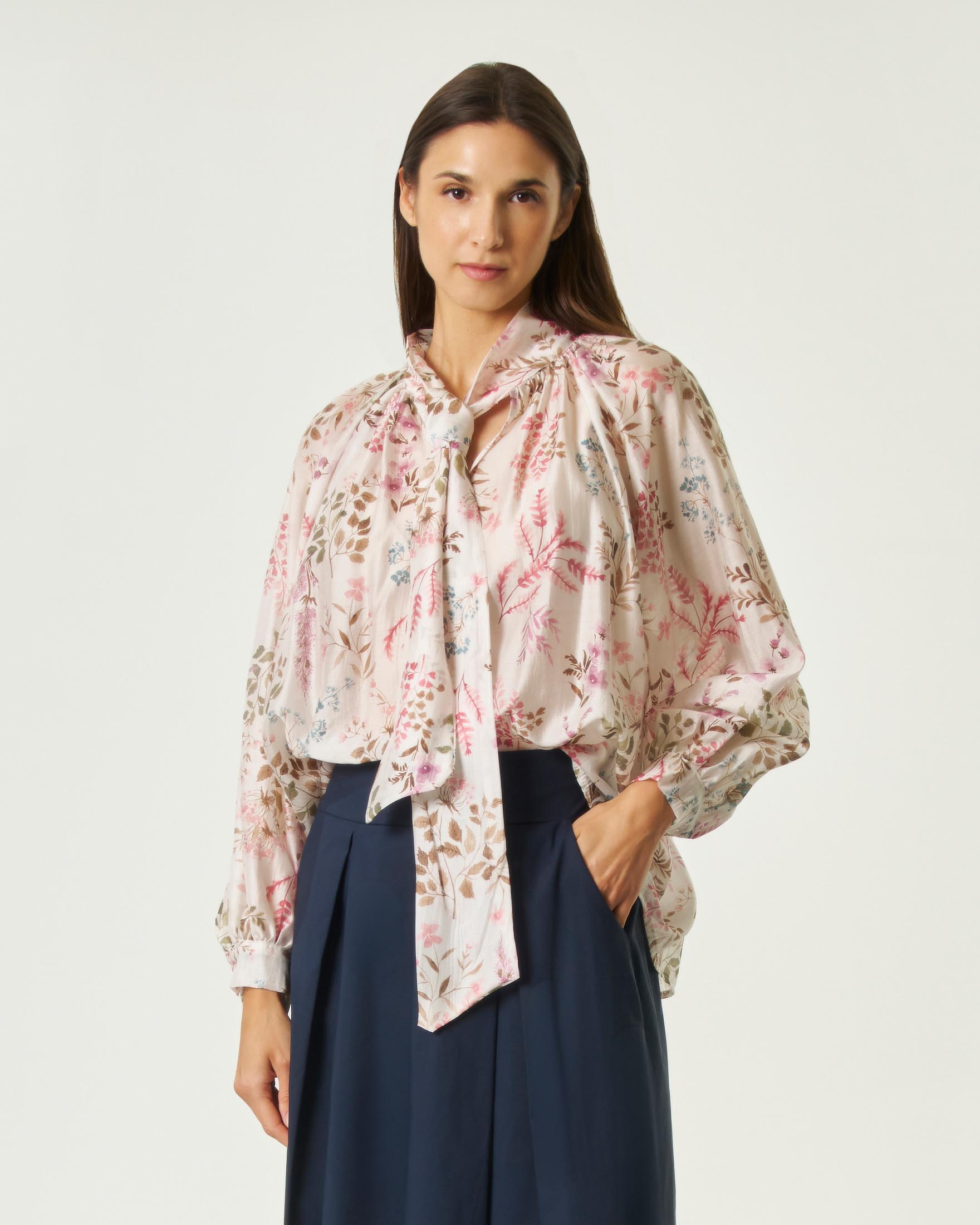 Blusa Hlo! bianca in tencel a stampa floreale rosa con fusciacca e scollo a V