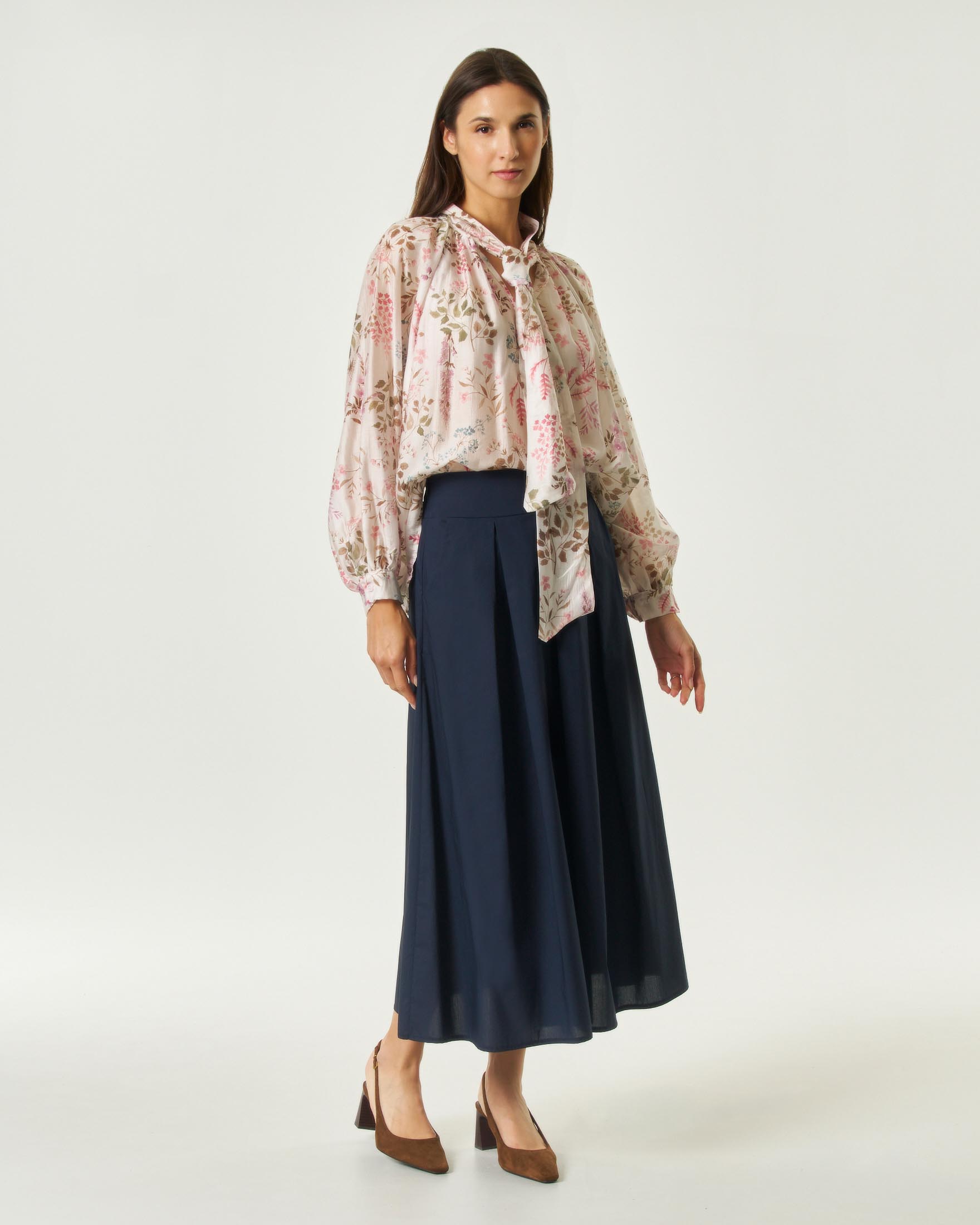Blusa Hlo! bianca in tencel a stampa floreale rosa con fusciacca e scollo a V image