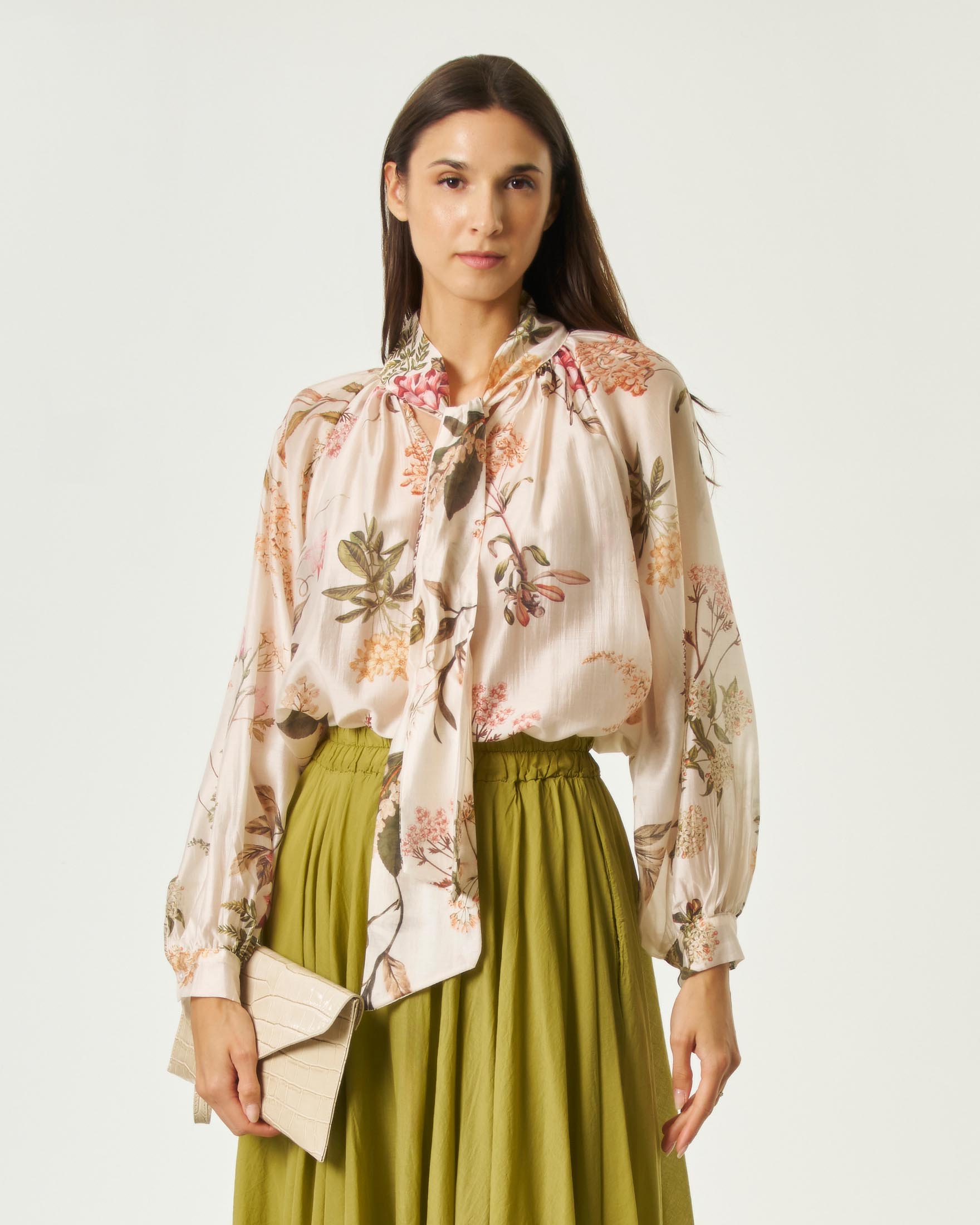 Blusa Hlo! avorio in tencel a stampa floreale verde e rosa con fusciacca e scollo a V