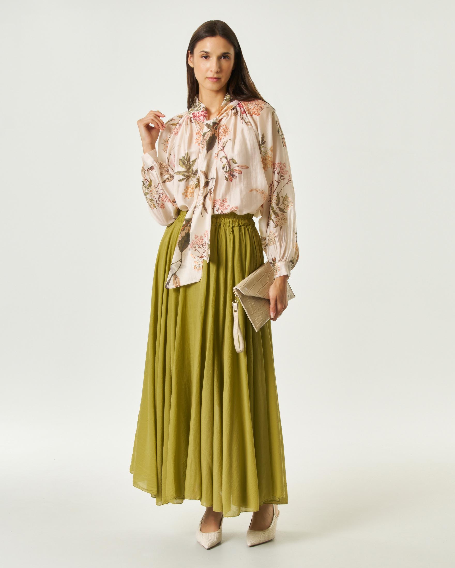 Blusa Hlo! avorio in tencel a stampa floreale verde e rosa con fusciacca e scollo a V image