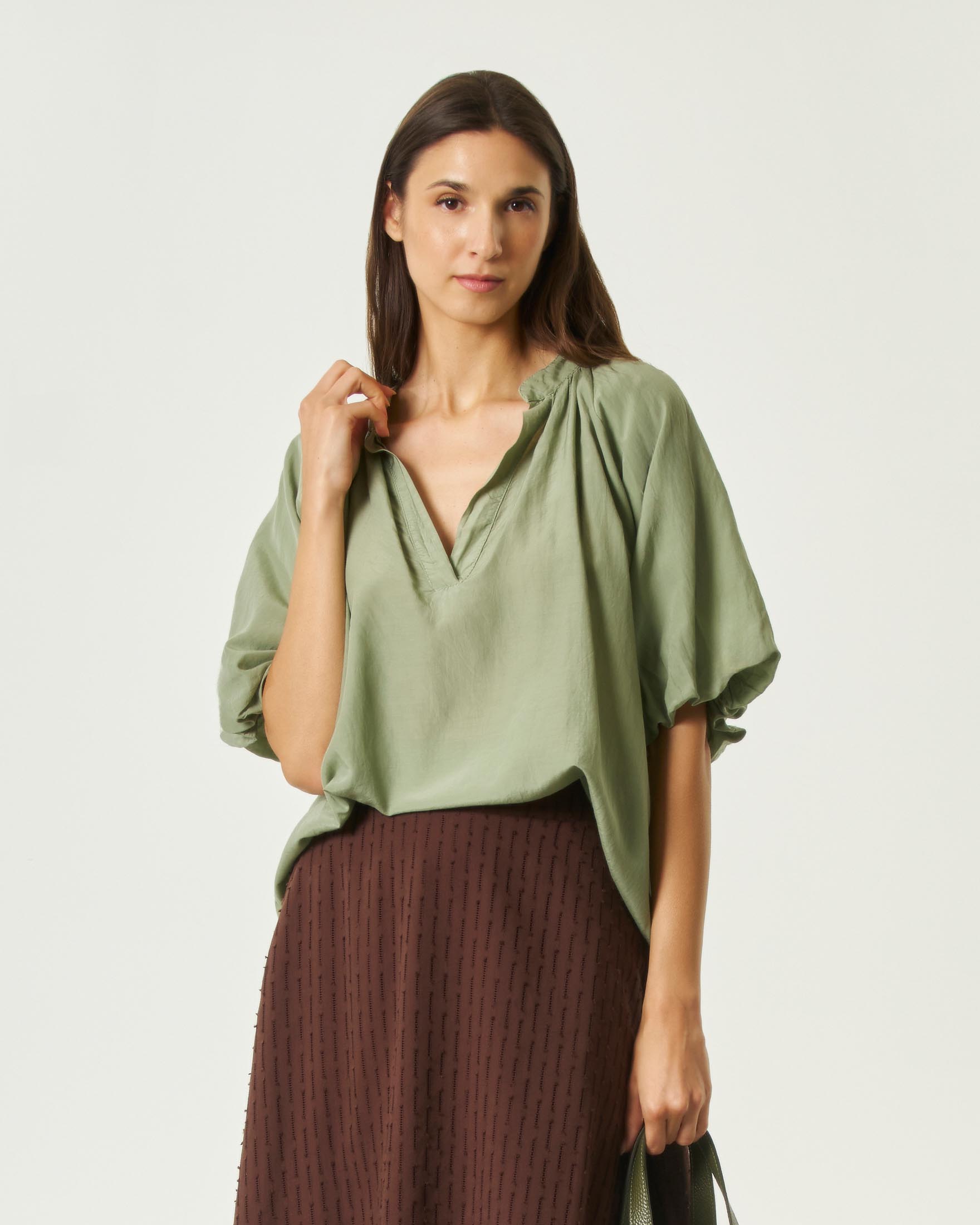 Blusa ampia Hlo! color salvia in misto cotone e seta con scollo a V e maniche raglan a sbuffo