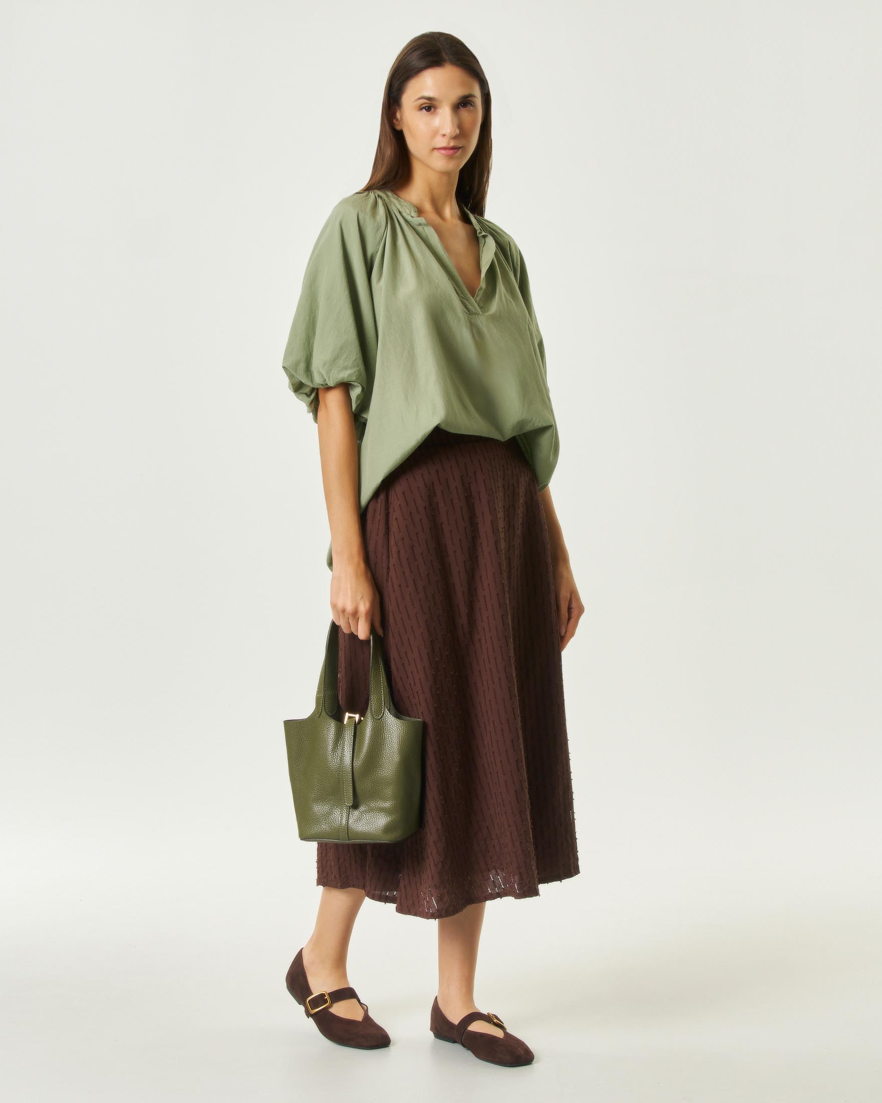 Blusa ampia Hlo! color salvia in misto cotone e seta con scollo a V e maniche raglan a sbuffo image