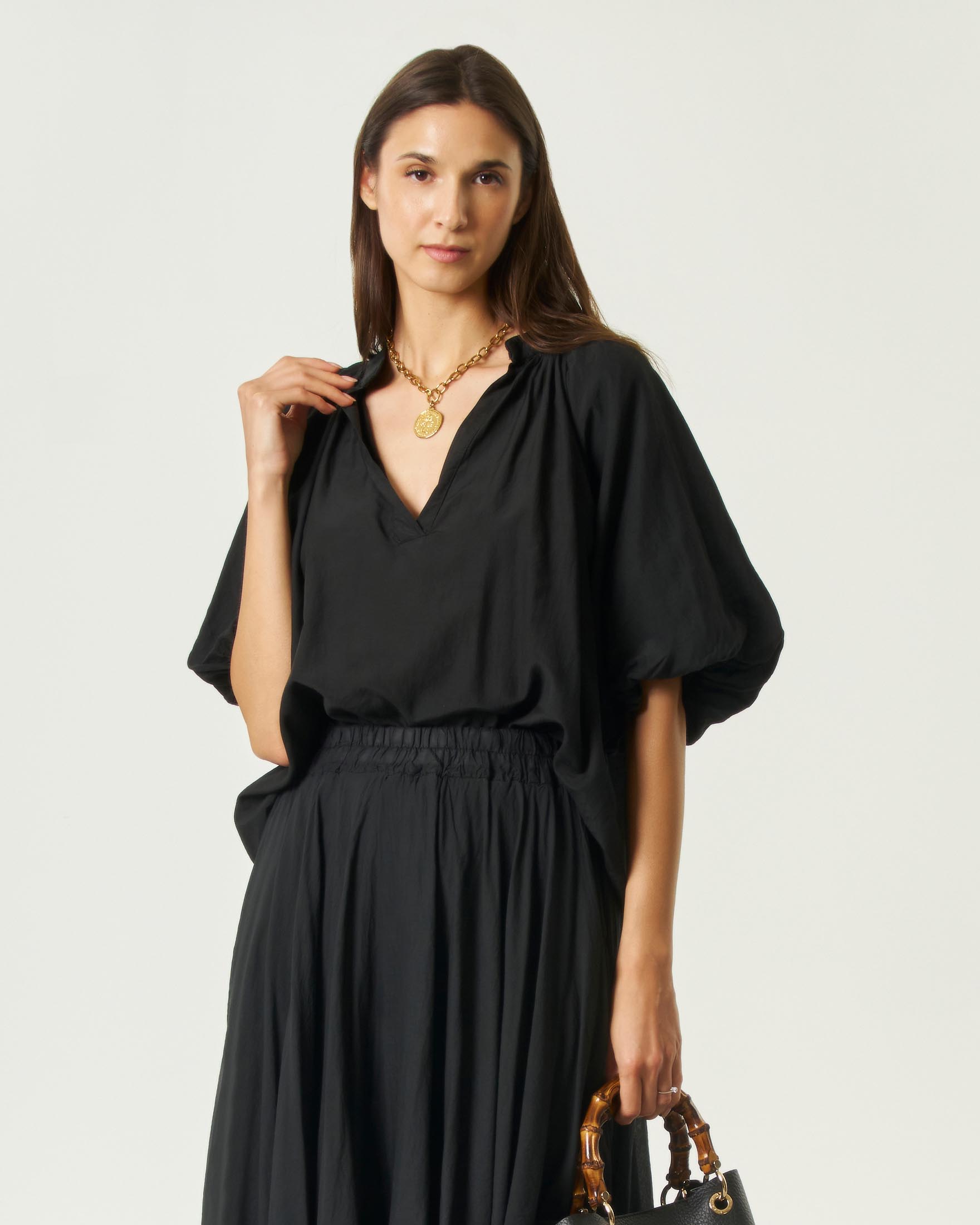 Blusa ampia Hlo! nera in misto cotone e seta con scollo a V e maniche raglan a sbuffo