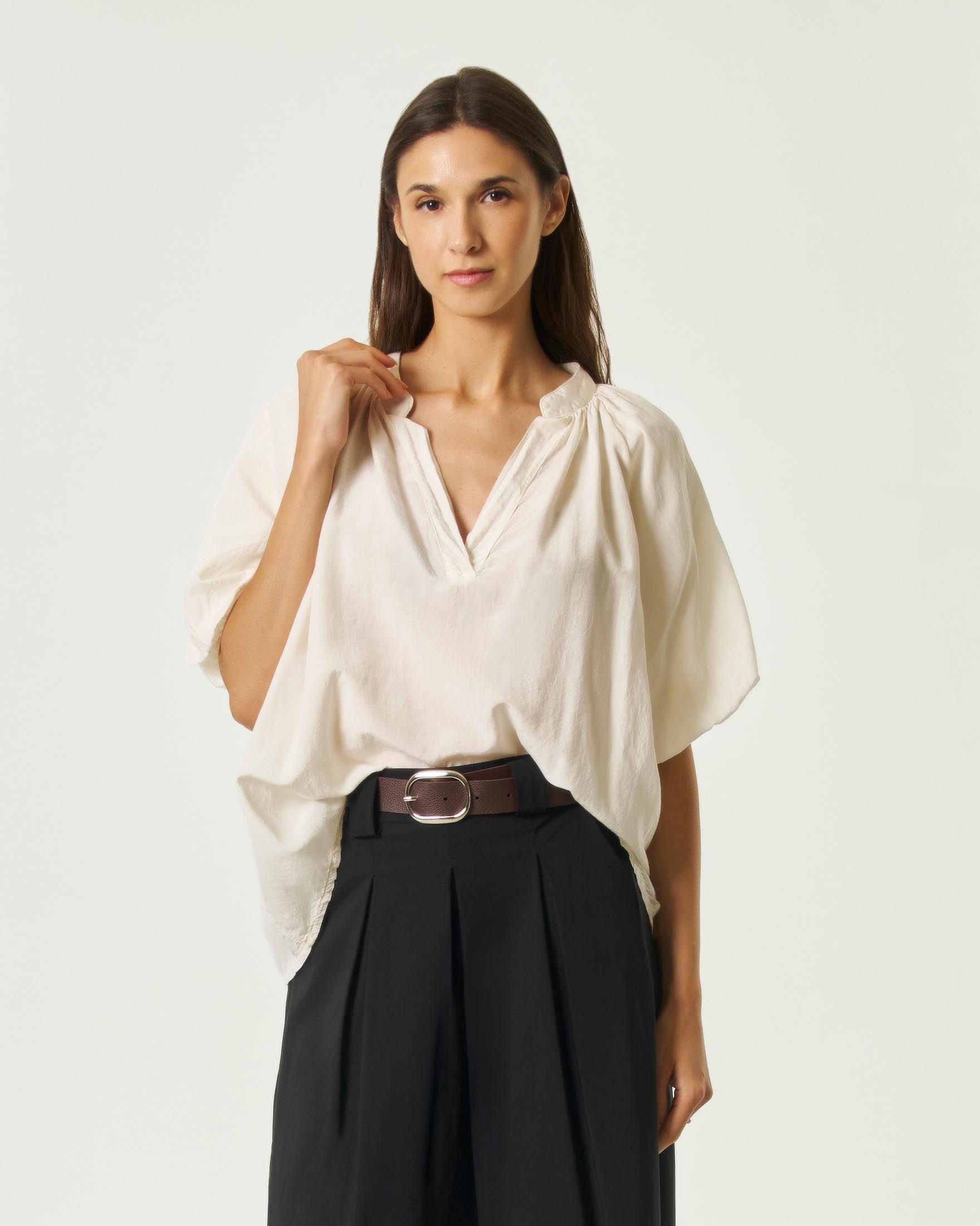 Blusa Hlo! color panna in misto cotone e seta con scollo a V e maniche raglan a sbuffo