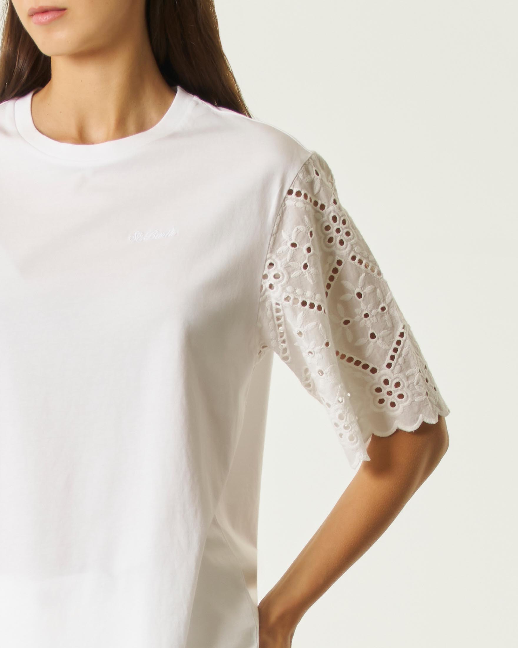T-shirt girocollo MC2 Saint Barth bianca in puro cotone con ricami sangallo sulle maniche image