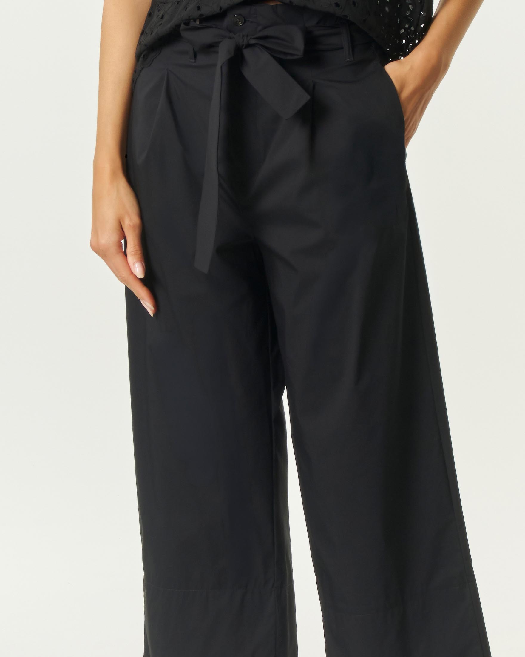 Pantaloni crop Emme Marella neri in popeline di cotone stretch con cintura in vita image
