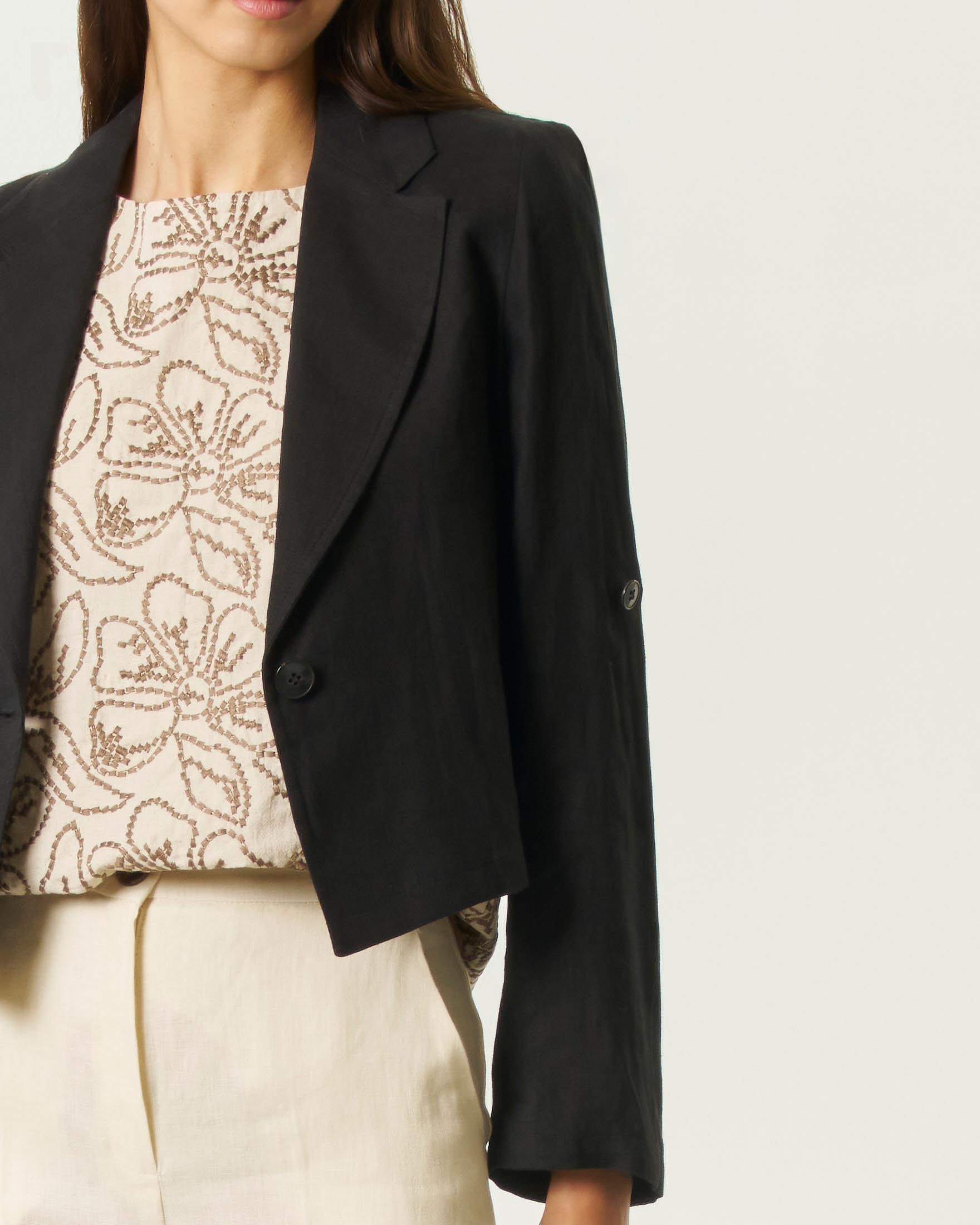 Blazer monopetto Emme Marella nero in lino lavato con maniche arrotolabili con reggi-maniche
