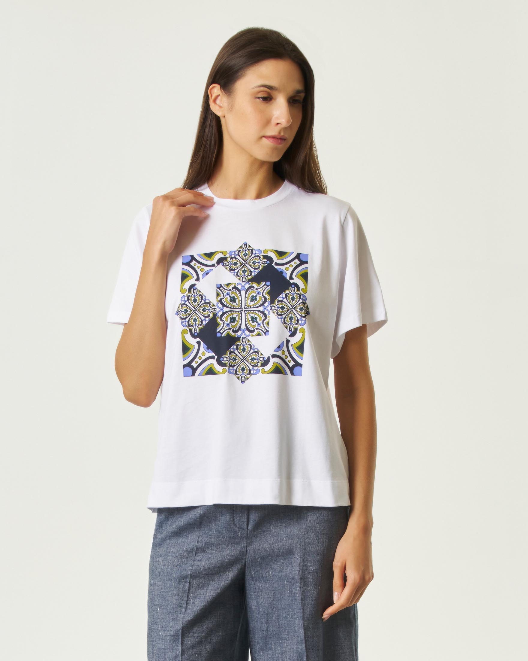 T-shirt girocollo Emme Marella bianca a maniche corte con stampa maiolica pervinca