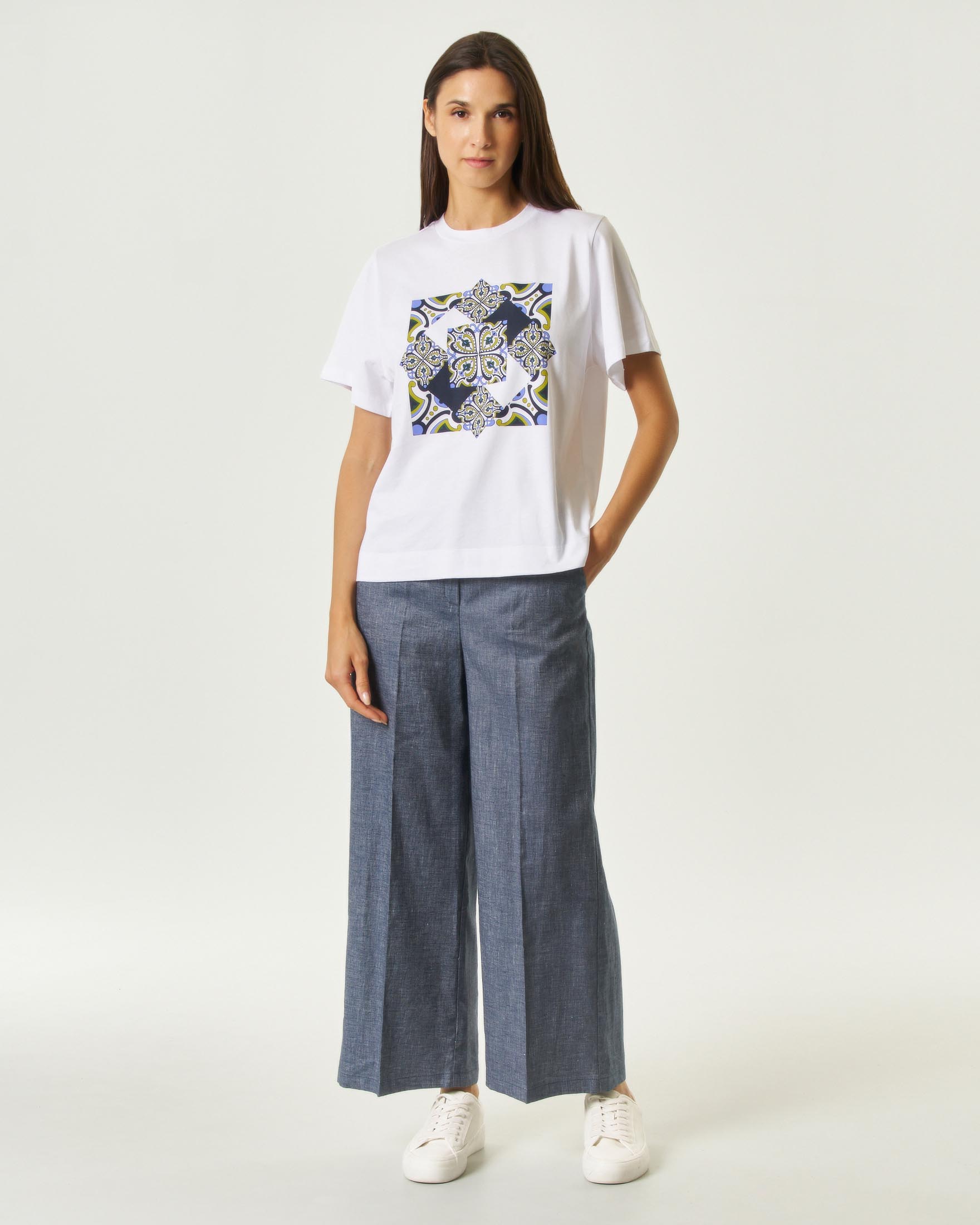 T-shirt girocollo Emme Marella bianca a maniche corte con stampa maiolica pervinca image