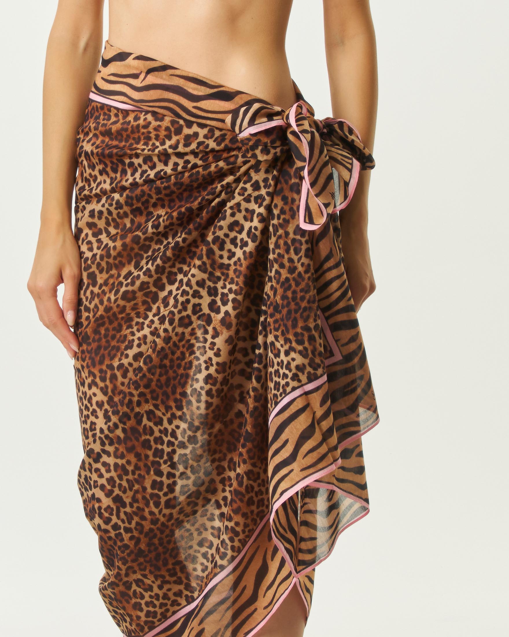 Pareo Thaiti Mc2 Saint Barth color moro e rosa in cotone con stampa animalier image
