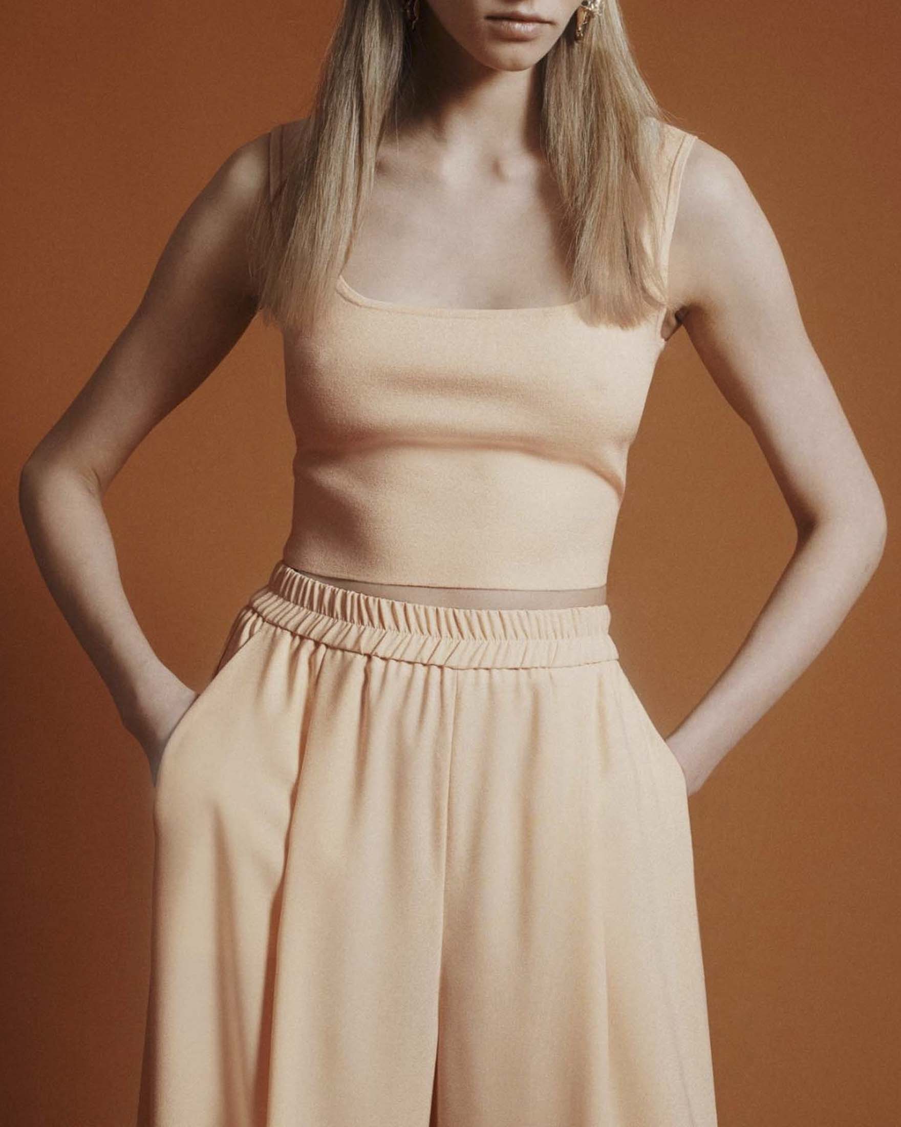 Crop top aderente Marella 365 color cipria in maglia di misto viscosa con scollo squadrato