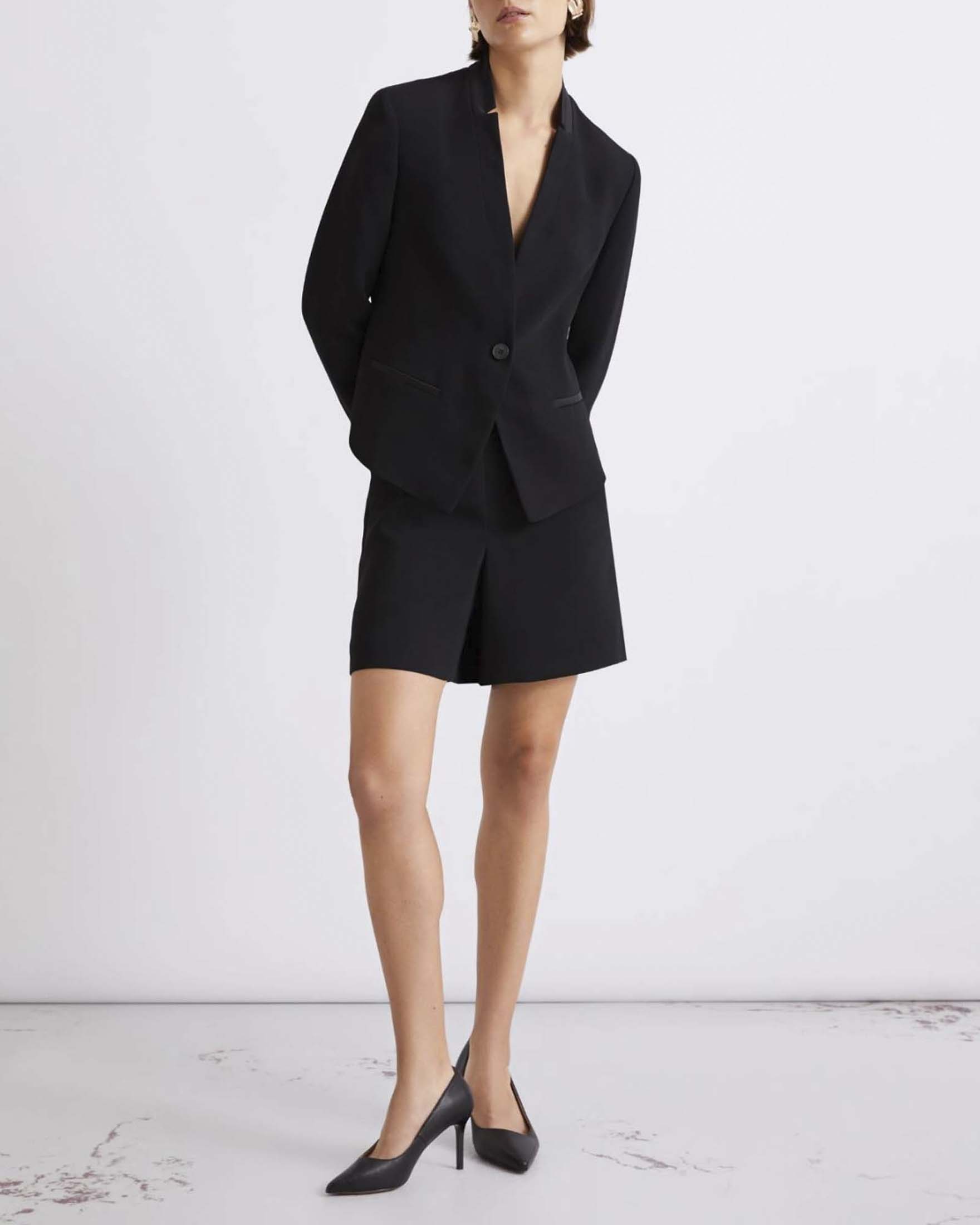 Blazer corto monopetto Marella 365 nero in crêpe con dettagli in satin e linea sfiancata image