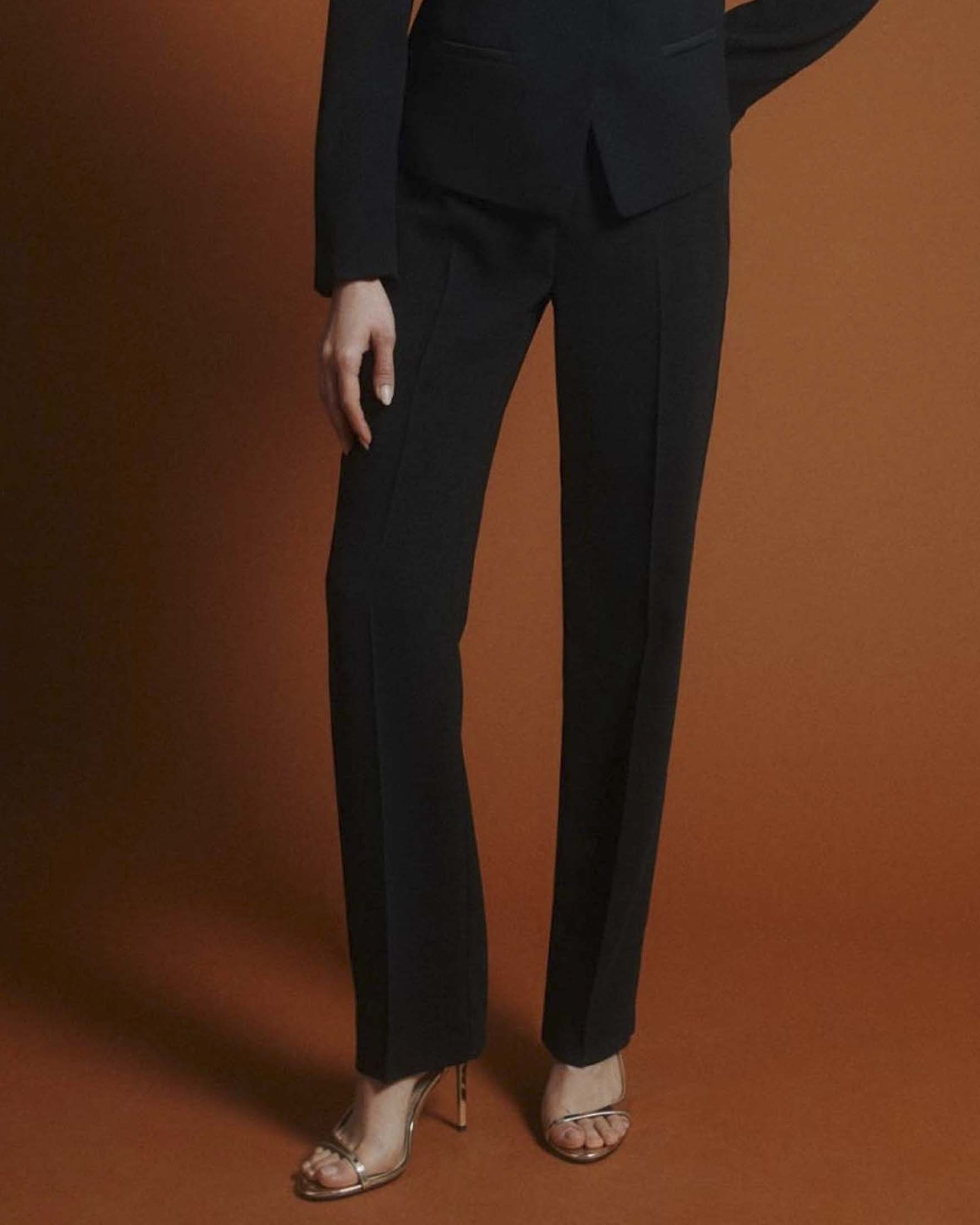 Pantalone dritto Marella 365 nero in crêpe envers satin dal taglio sartoriale con chiusura a gancio image