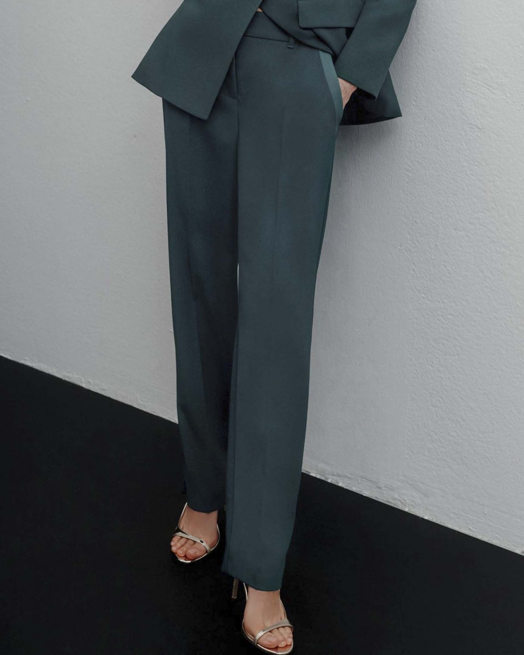 Pantalone dritto Marella 365 ottanio in crêpe envers satin dal taglio sartoriale con chiusura a gancio image