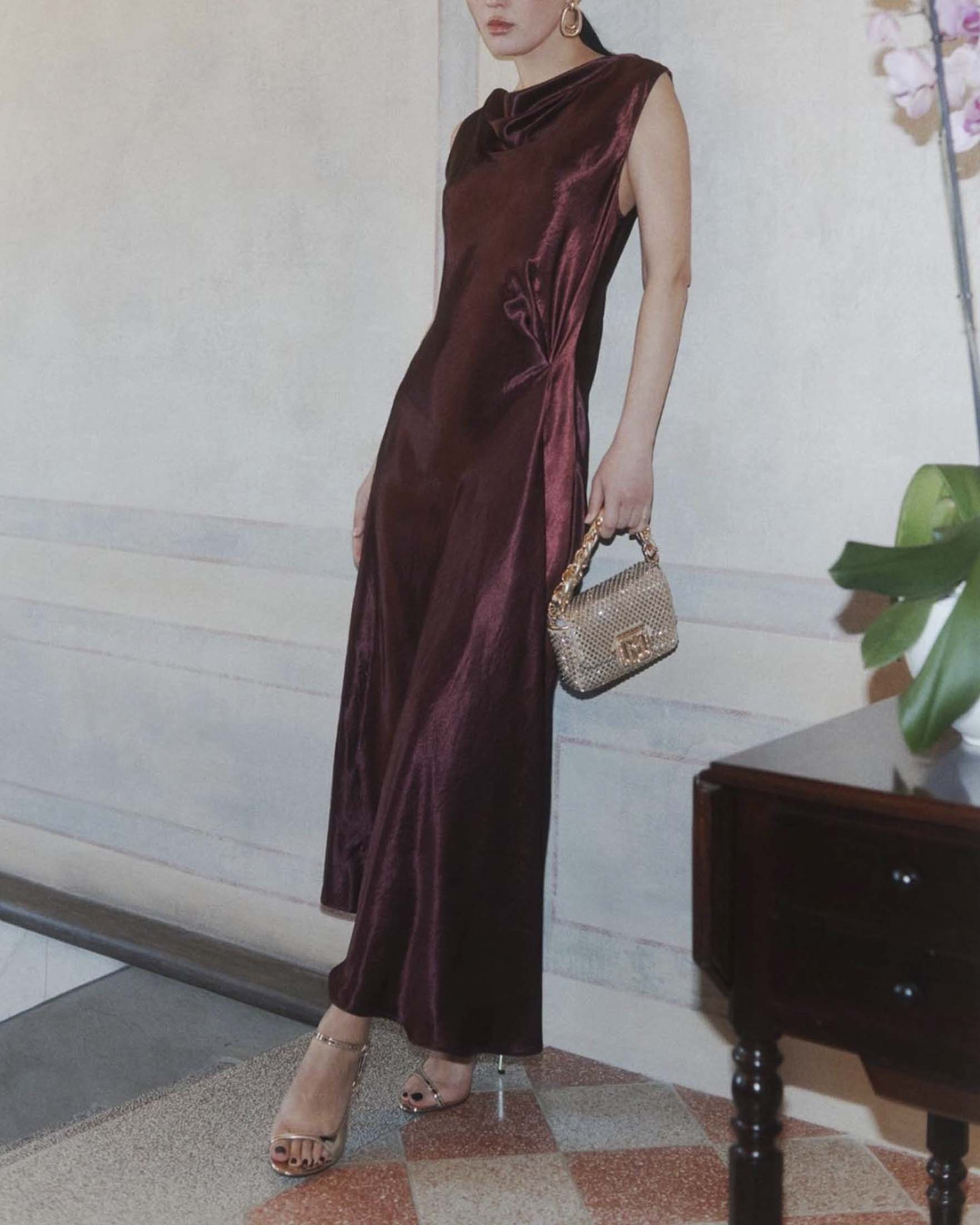 Abito lungo smanicato Marella bordeaux in raso lavato con drappeggio e scollo stondato