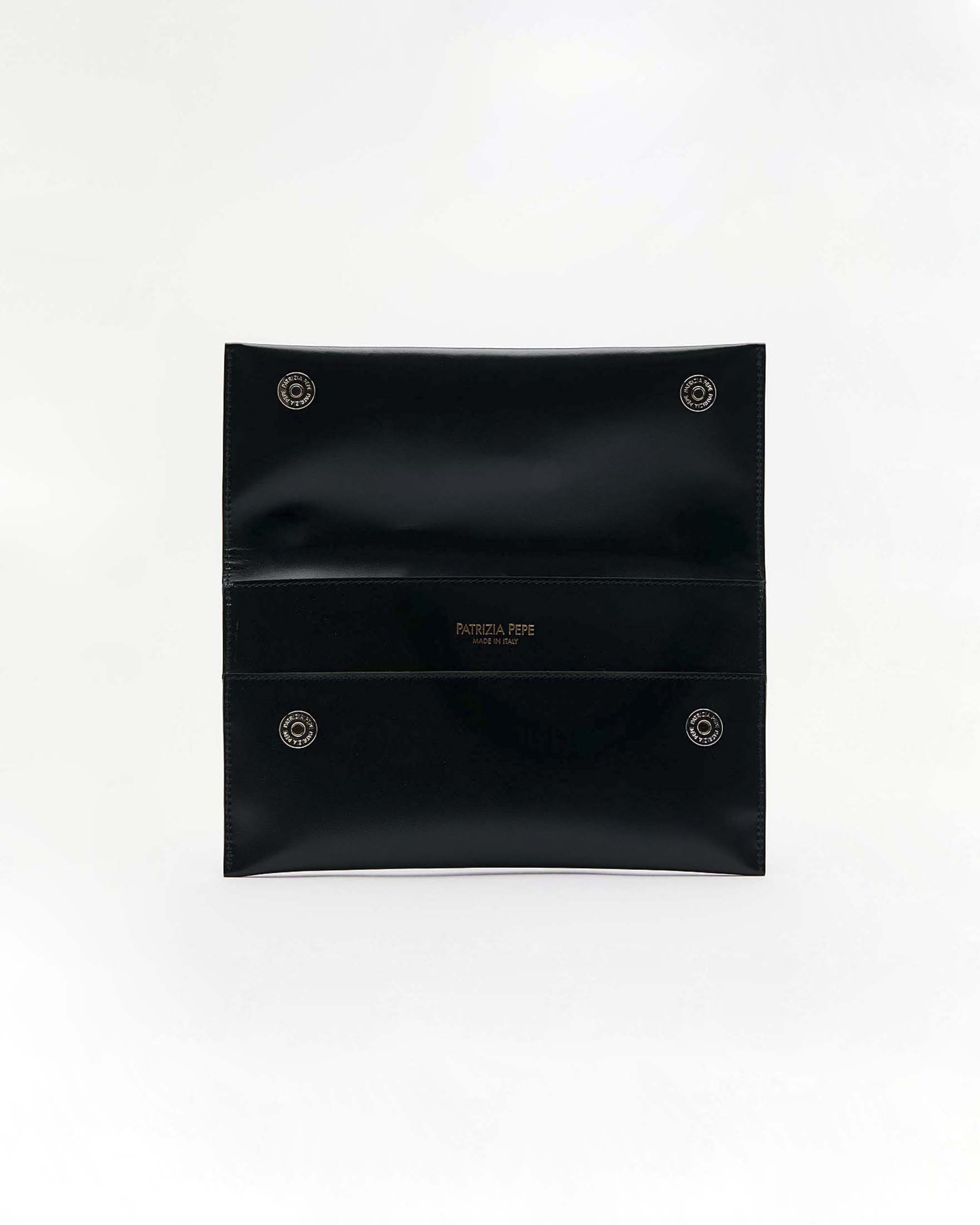 New Clutch Bag Patrizia Pepe in pelle nera liscia con manicotto e logo dorato Fly image