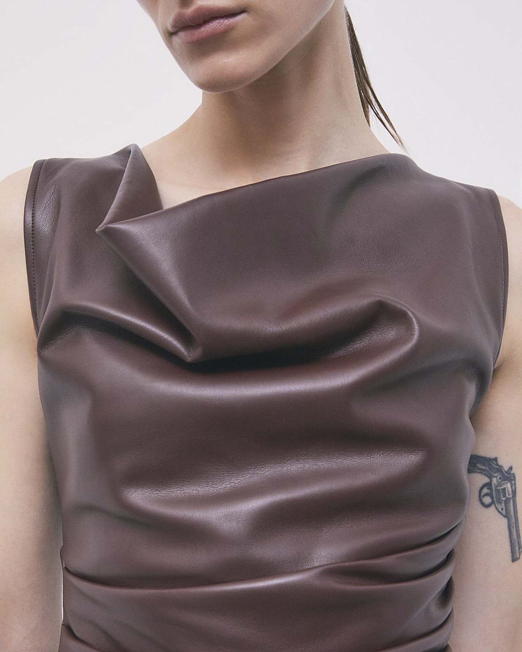 Top smanicato Patrizia Pepe bordeaux in ecopelle con drappeggio image